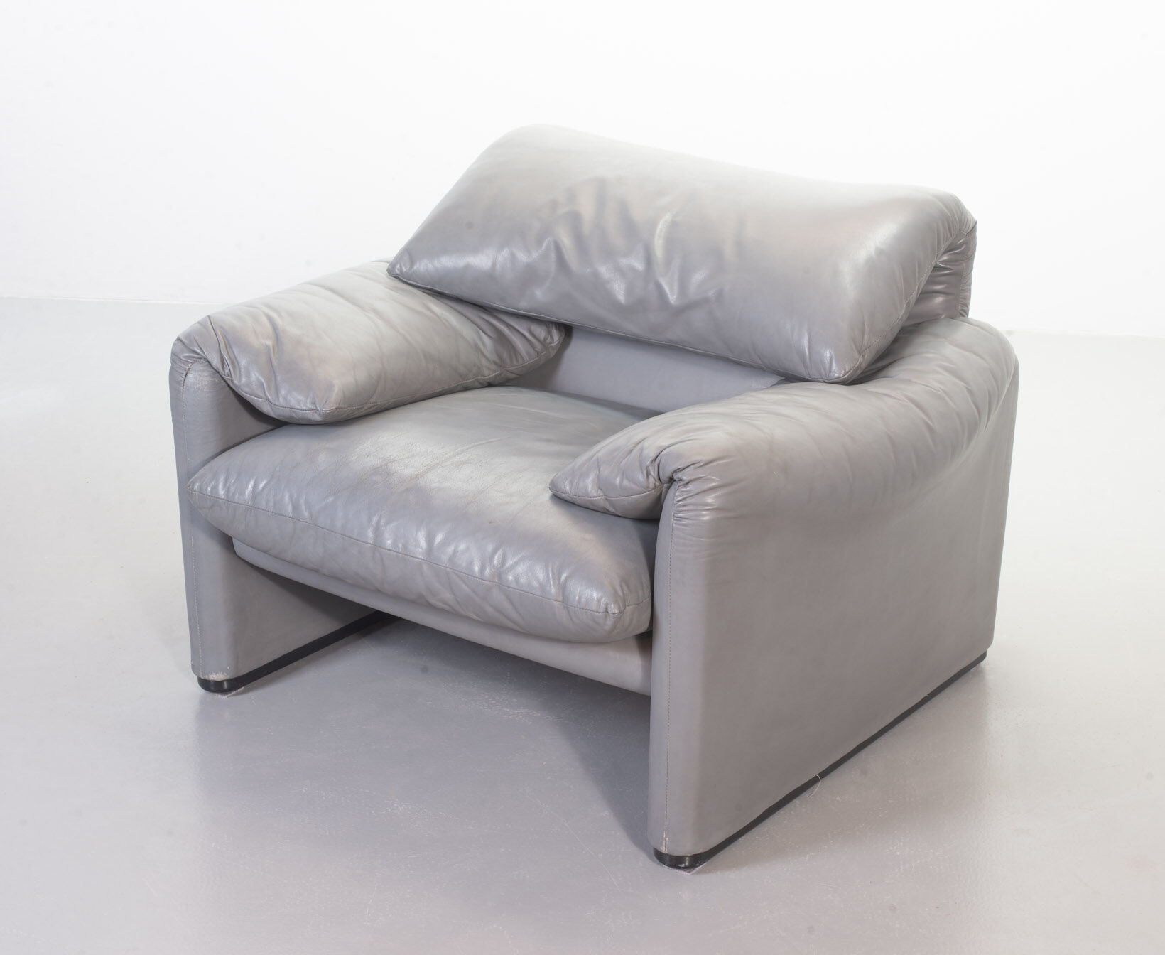 Cassina Lounge Chair 'Maralunga' by Vico Magistretti in Grey Leather 1970s