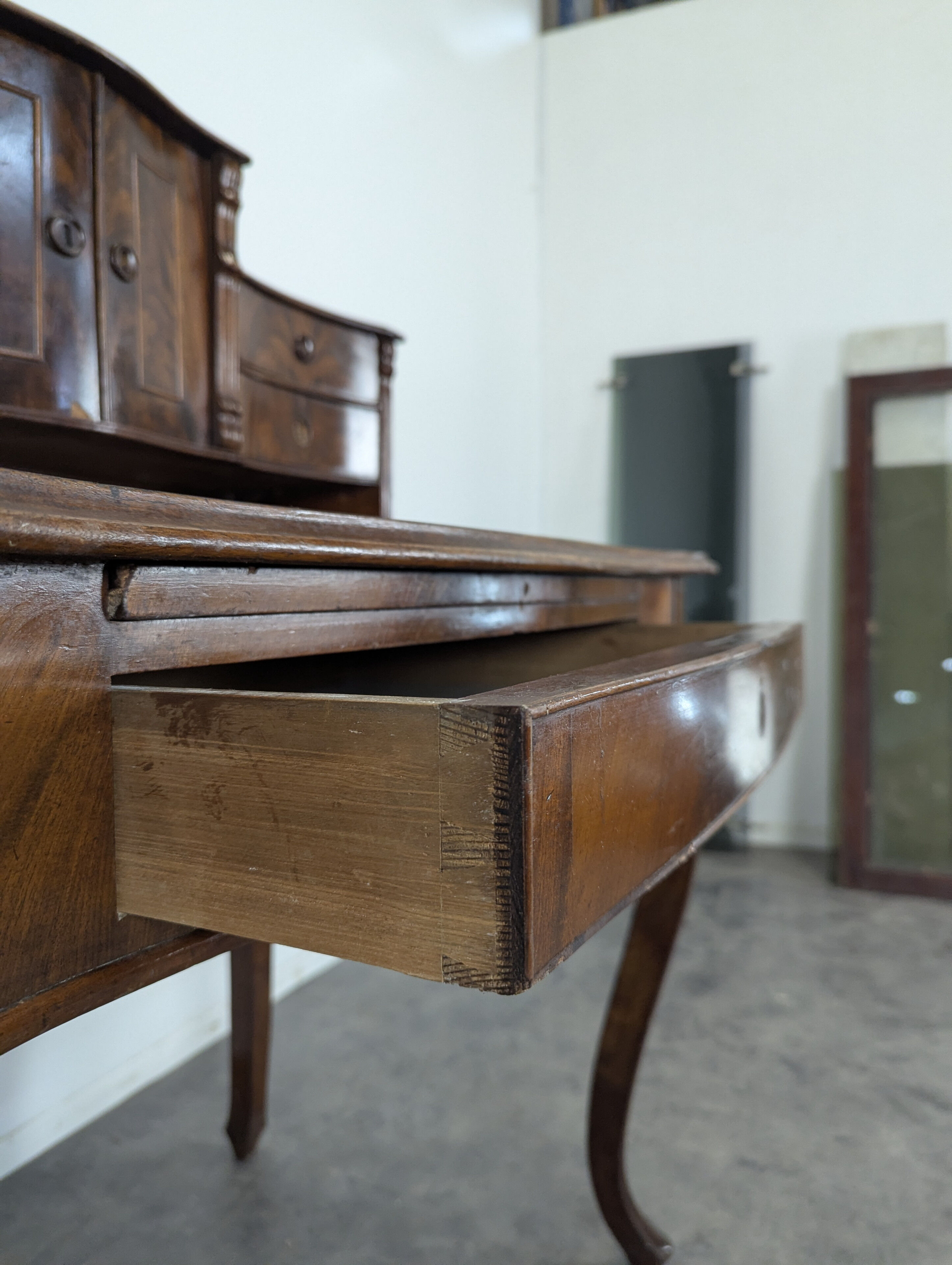 Small happiness desk of the day in mahogany