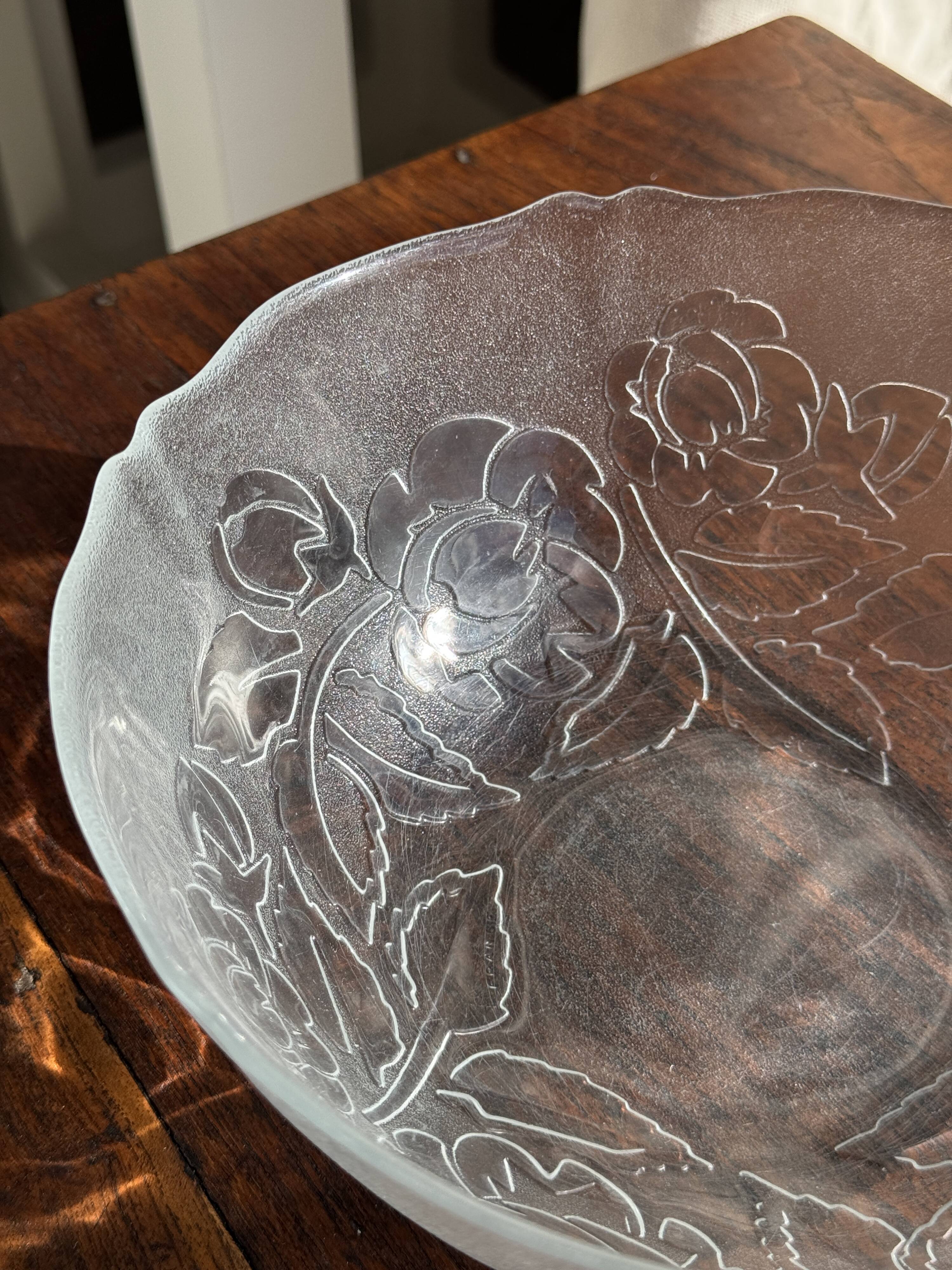 Vintage salad bowl with stylised rose pattern D23 H10