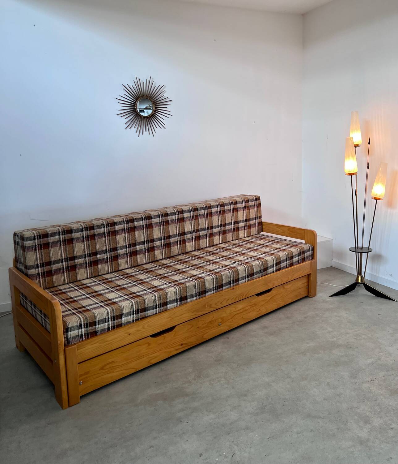 Ancien canapé lit 3 places design années 70/80 en pin vintage sofa