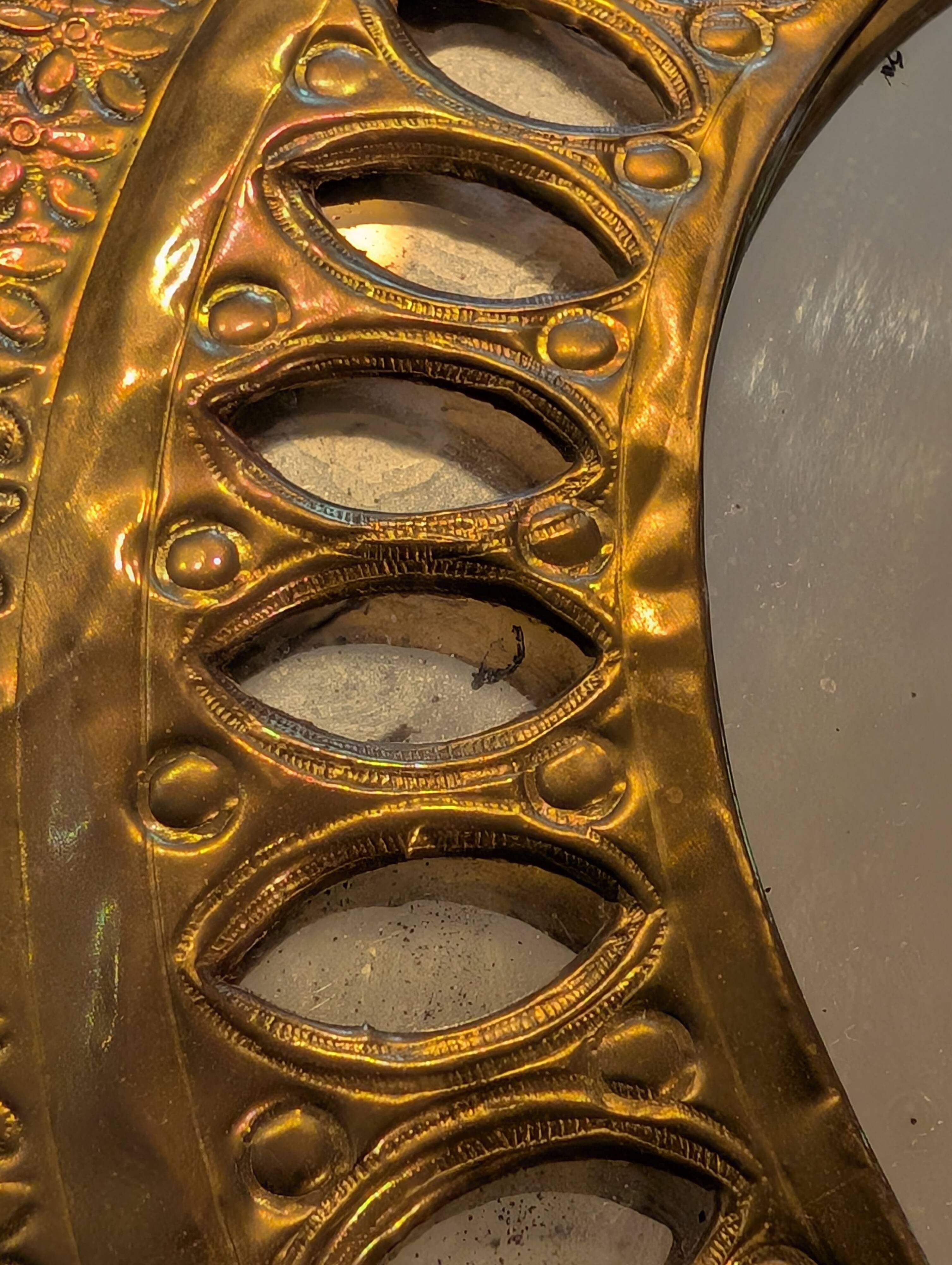 Miroir ancien doré à décor sculpté de style ethnique