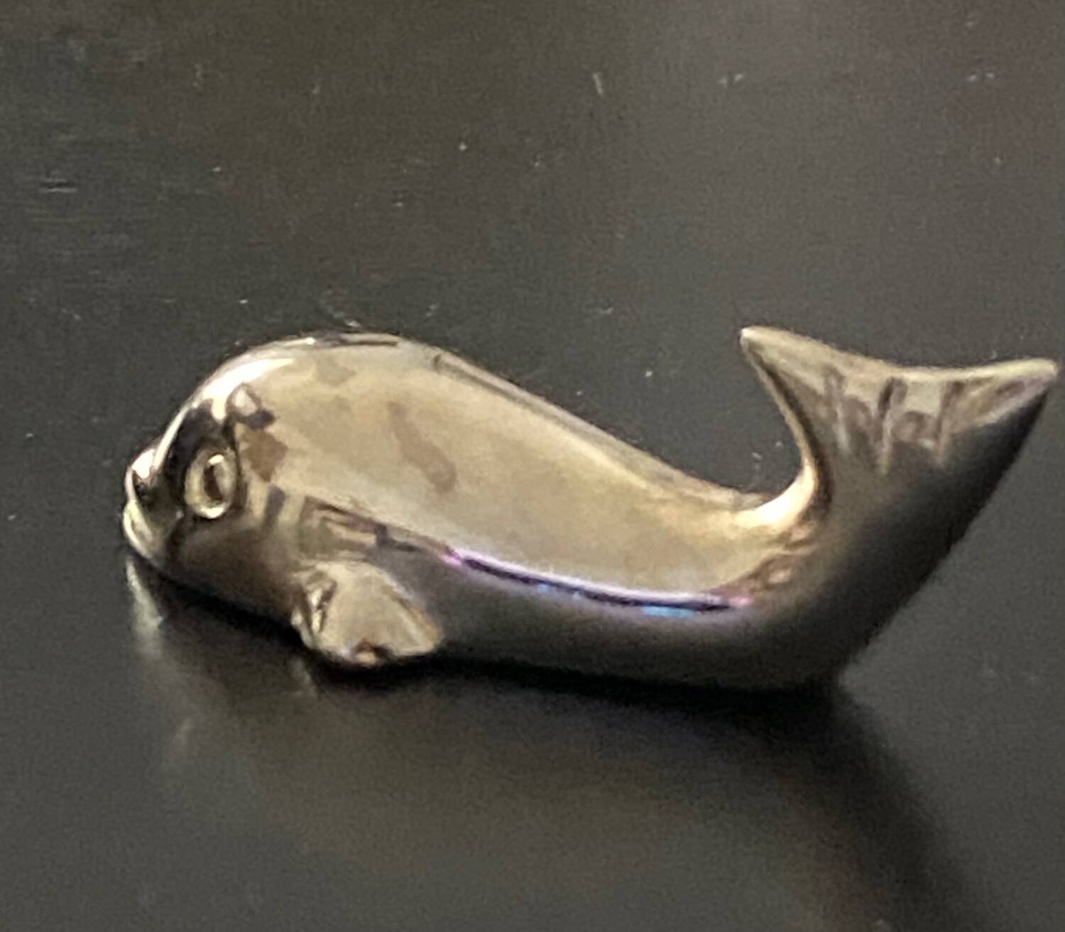 11 whale-shaped metal knife holders