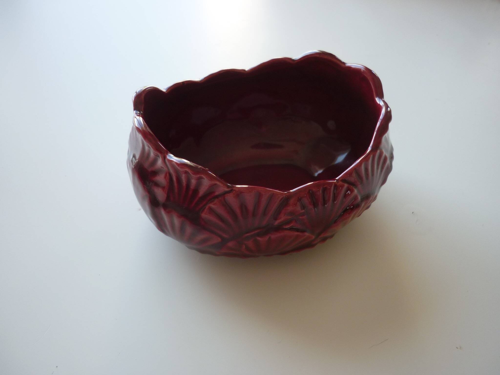 Empty art-deco scallop shell pocket