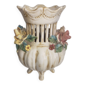 Vase pot-pourri ancien en céramique à décor floral en relief
