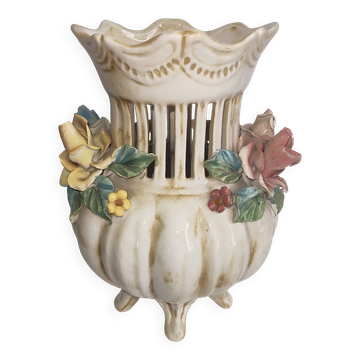 Vase pot-pourri ancien en céramique à décor floral en relief