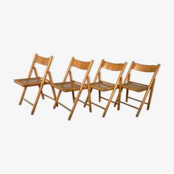 Lot de 4 chaises pliantes, design vintage,  structure en bois et  assise cannée. Vers 1970