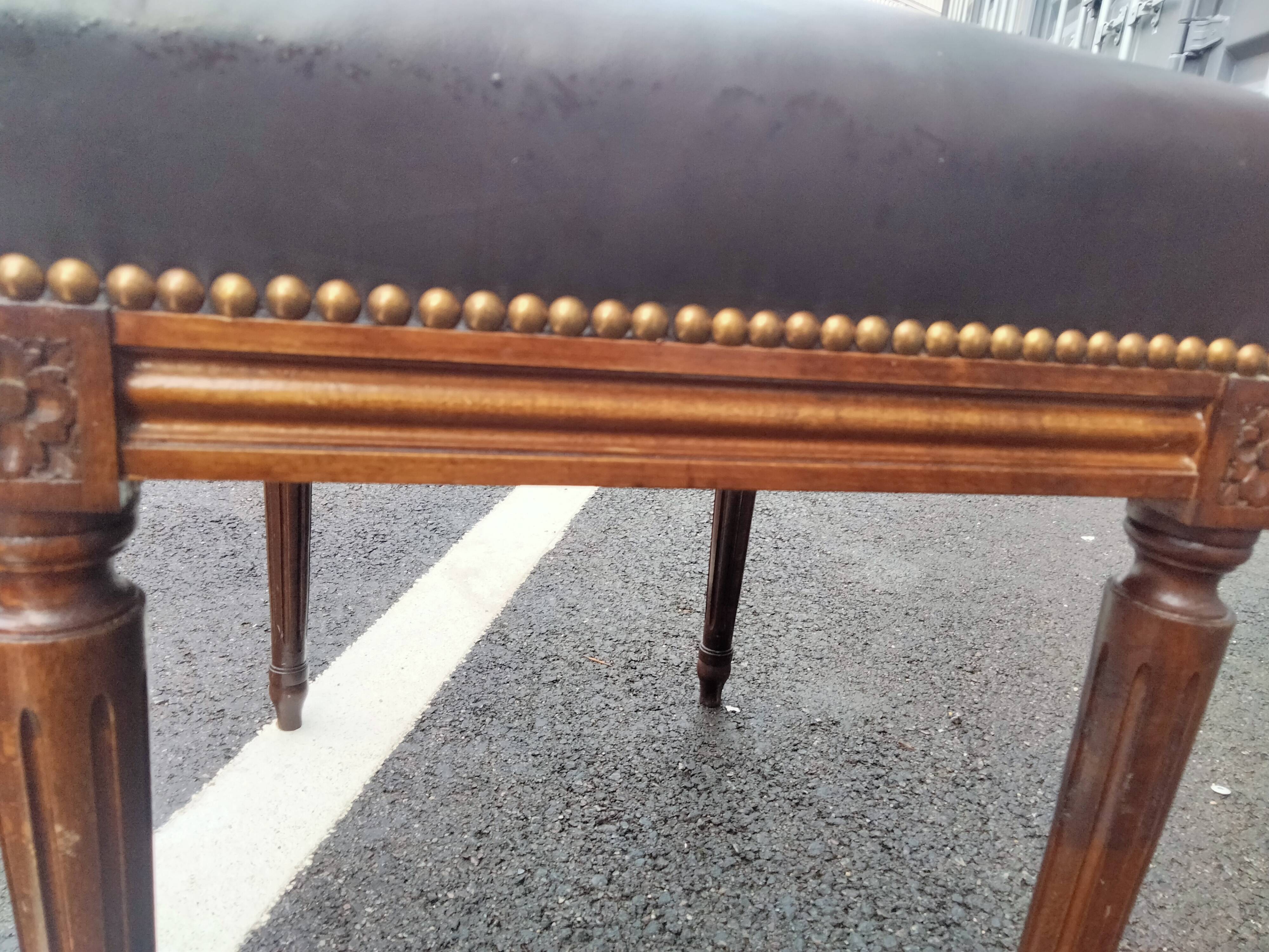 Tabouret repose pied ancien style Louis XVI dessus cuir