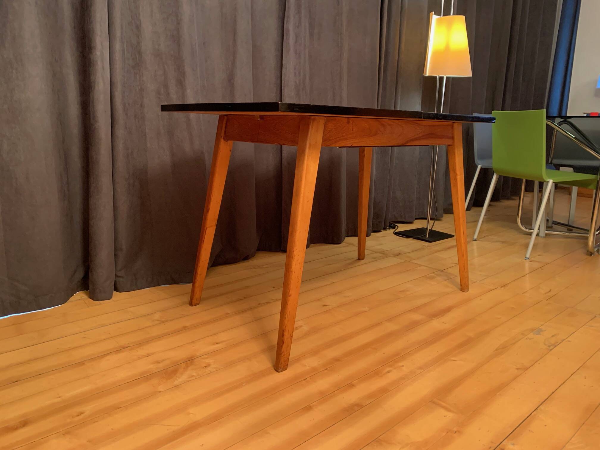 Type 1326 table designed by Stanisław Lejkowskie and Wacław Leśniewski, Poland, 1962