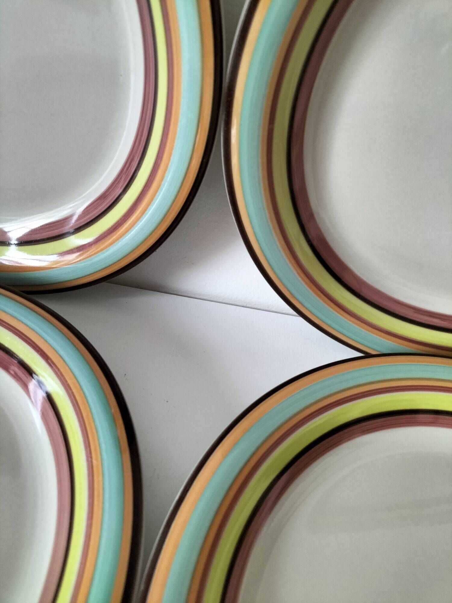 4 large graphic plates with multicoloured stripes – 26 cm