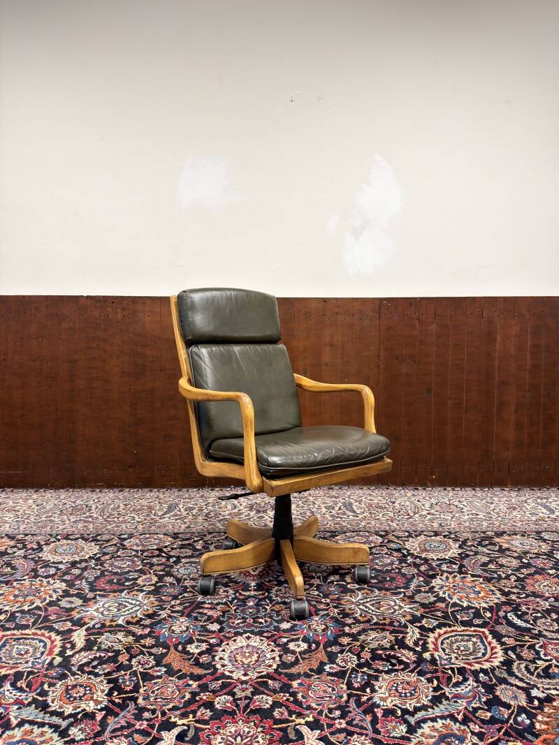 Ensemble de bureau classique RAC en anglais avec table de conférence