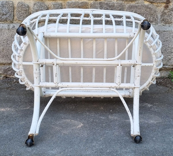 Lit berceau bambou rotin à roulettes, blanc, avec anse, vintage, années 60