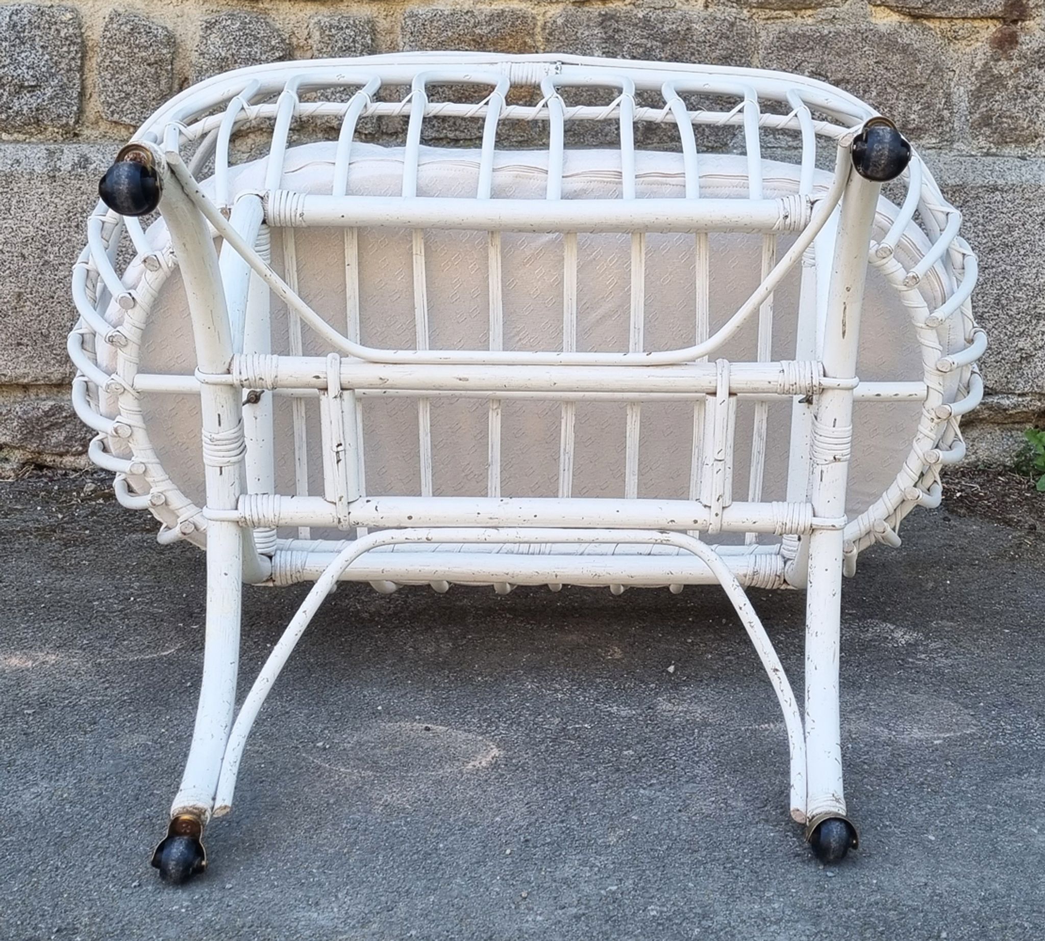 Lit berceau bambou rotin à roulettes, blanc, avec anse, vintage, années 60