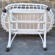 Lit berceau bambou rotin à roulettes, blanc, avec anse, vintage, années 60