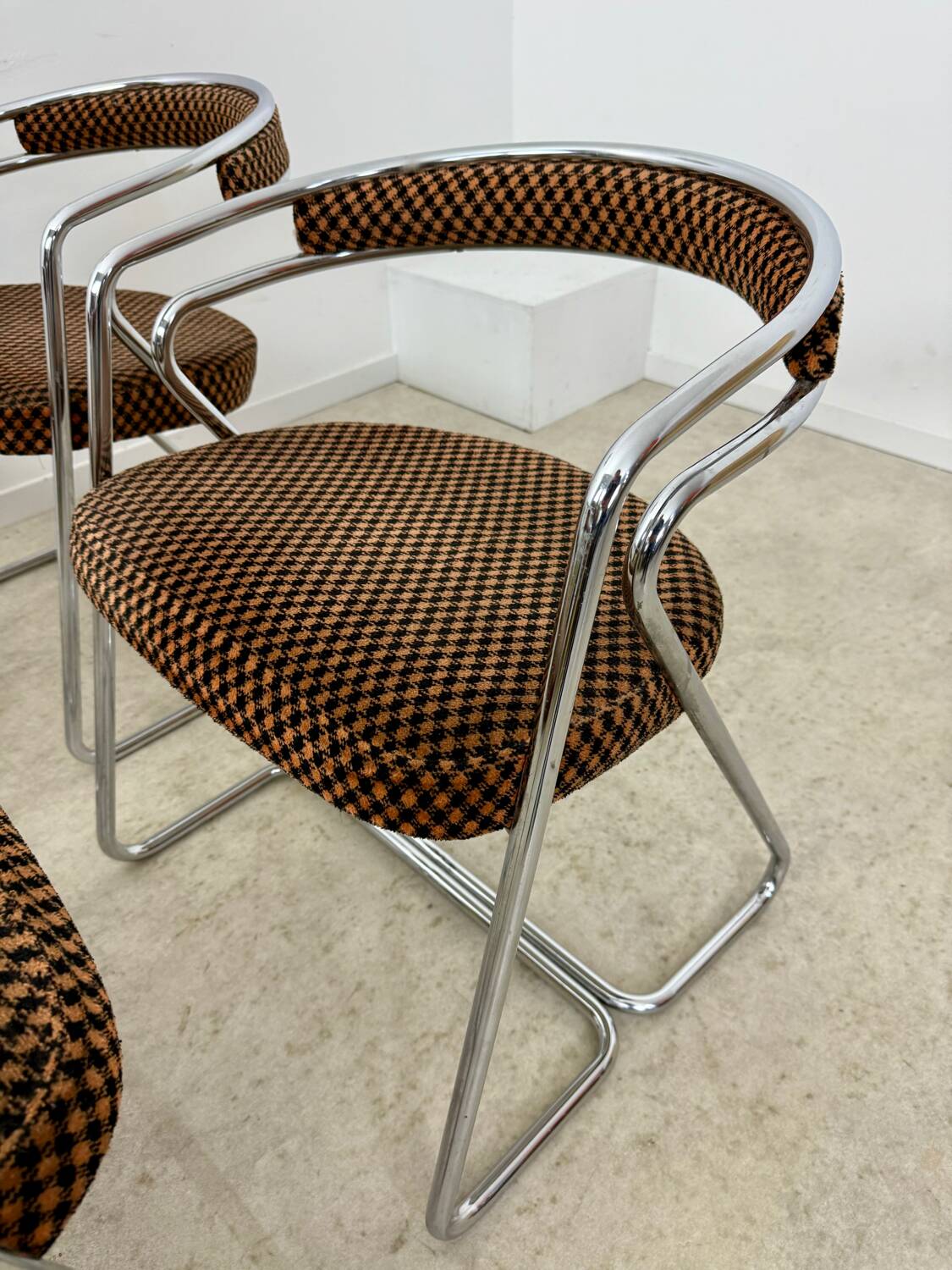 Set of 4 chrome tubular chairs Italian design from the 70s vintage fabric and metal