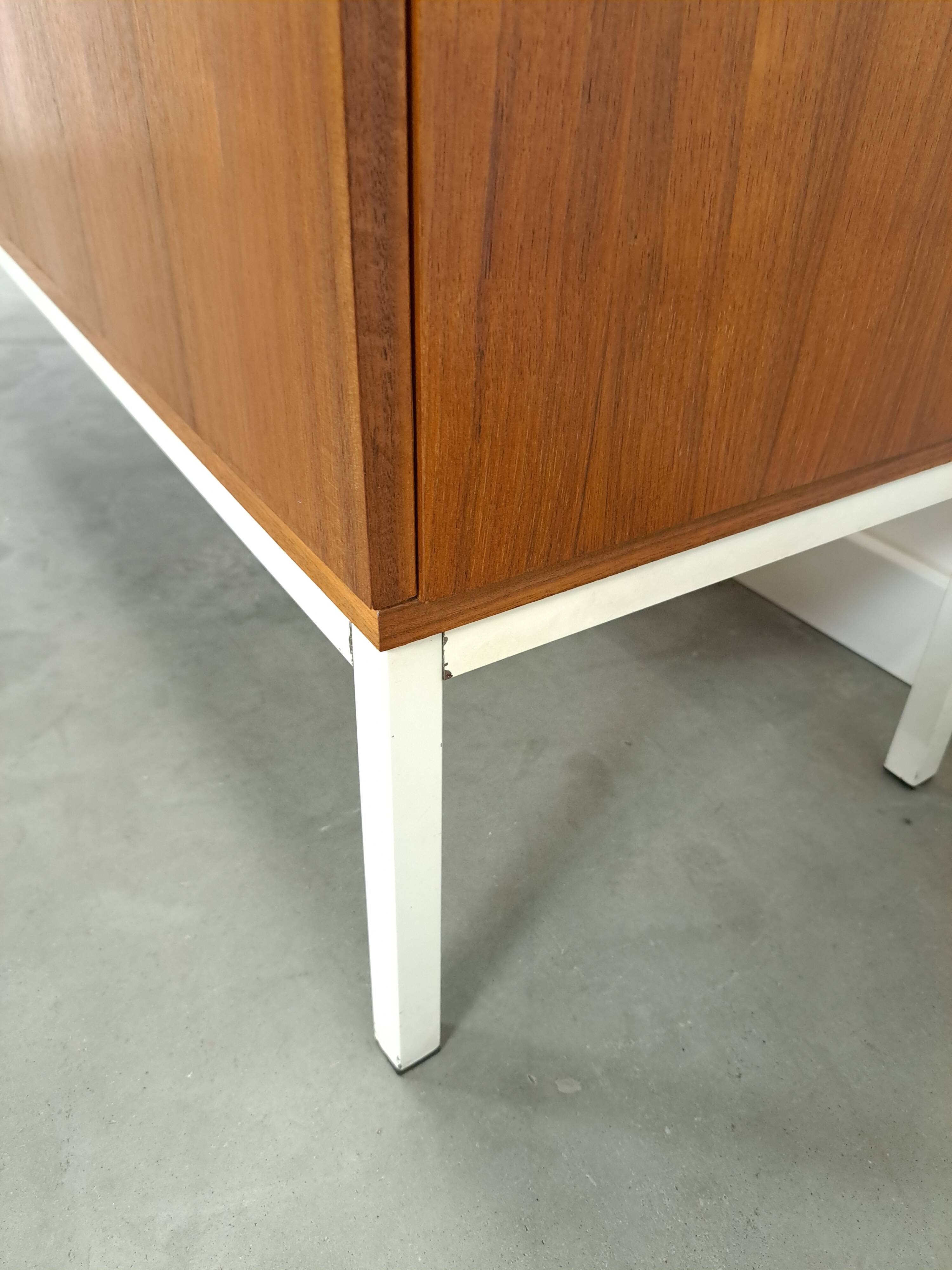 Fineer dressoir uit Zweden met wit stalen poten