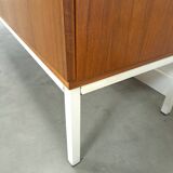Fineer dressoir uit Zweden met wit stalen poten