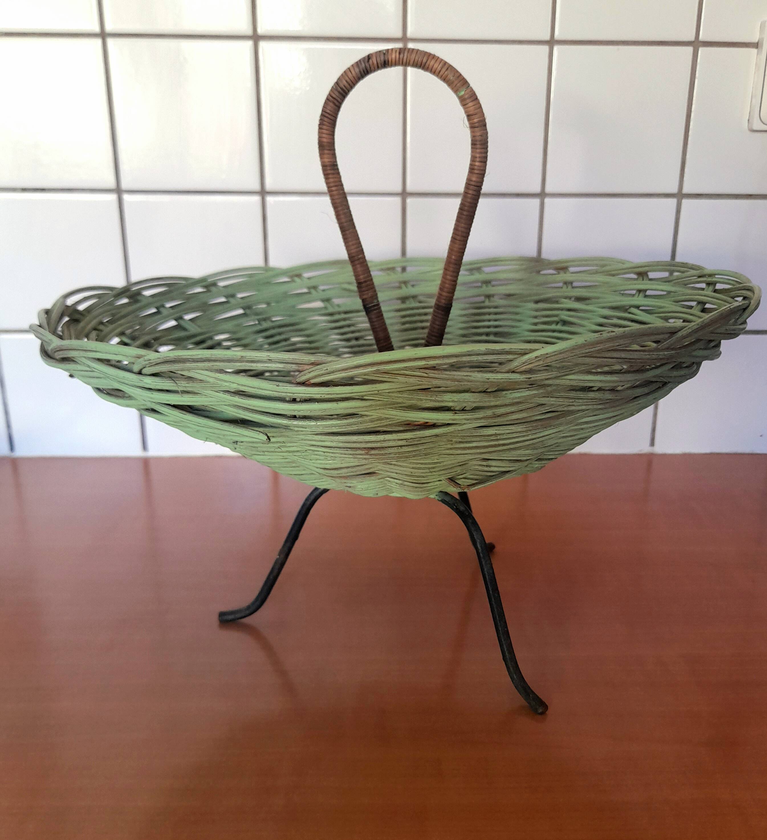 Basket - vintage wicker tripod fruit bowl with handle