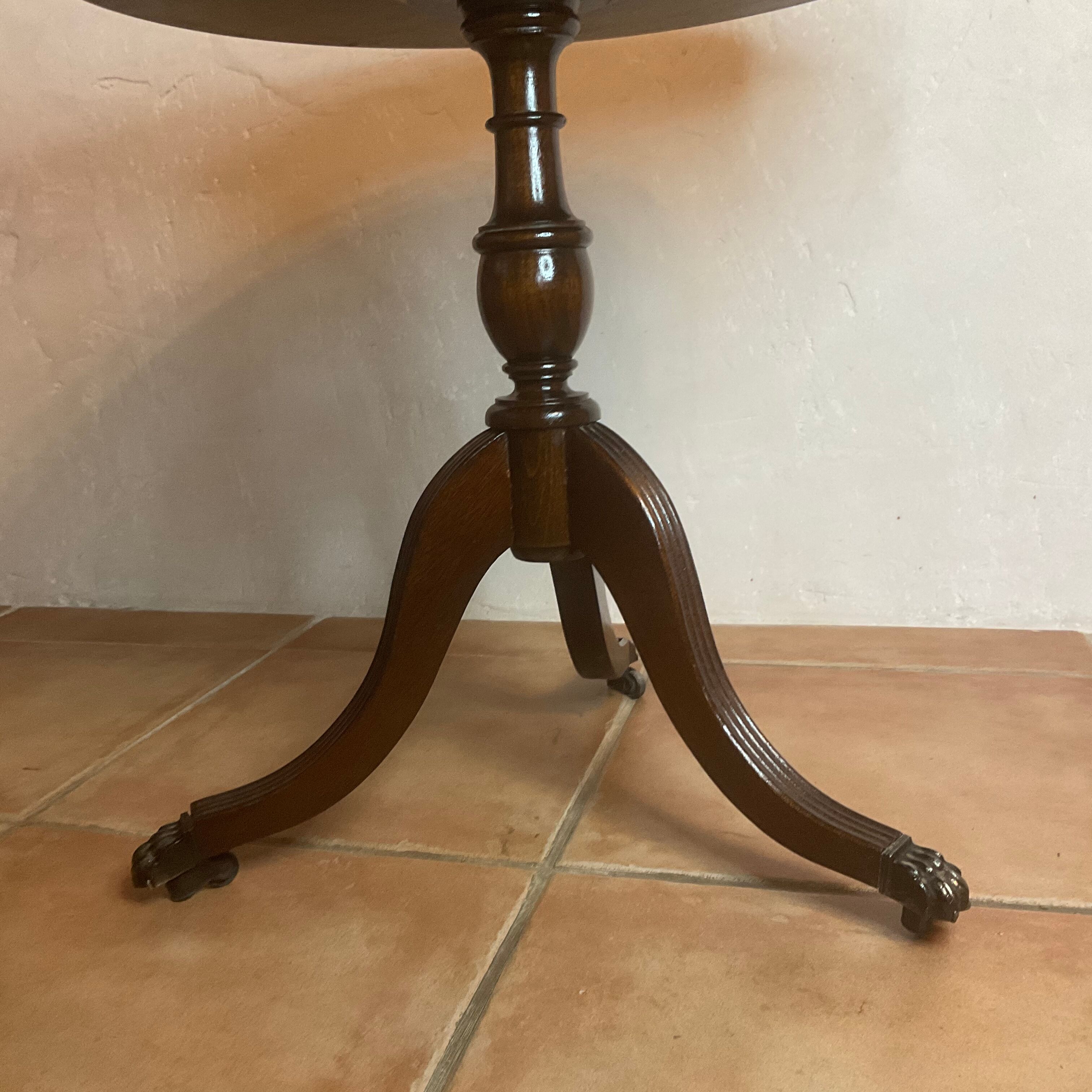 Small furniture side table pedestal table 3 drawers top leather lion's paw in bronze