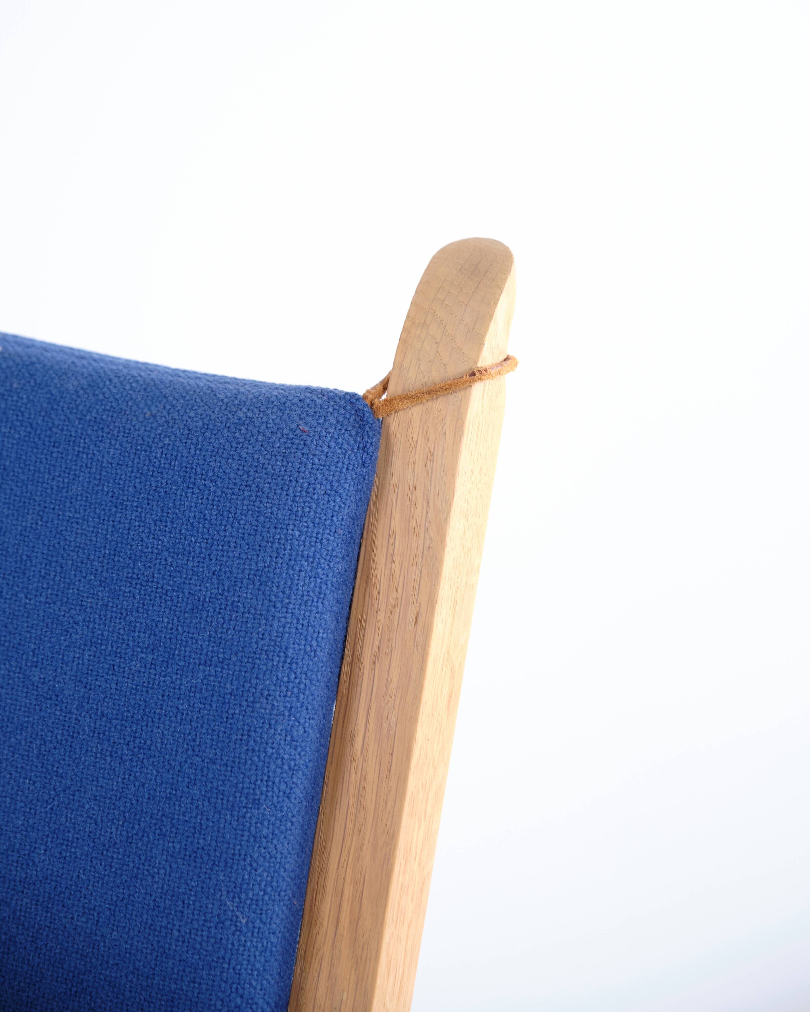 Hans J. Wegner – Lounge chair GE 284 – Getama – Oak & blue wool