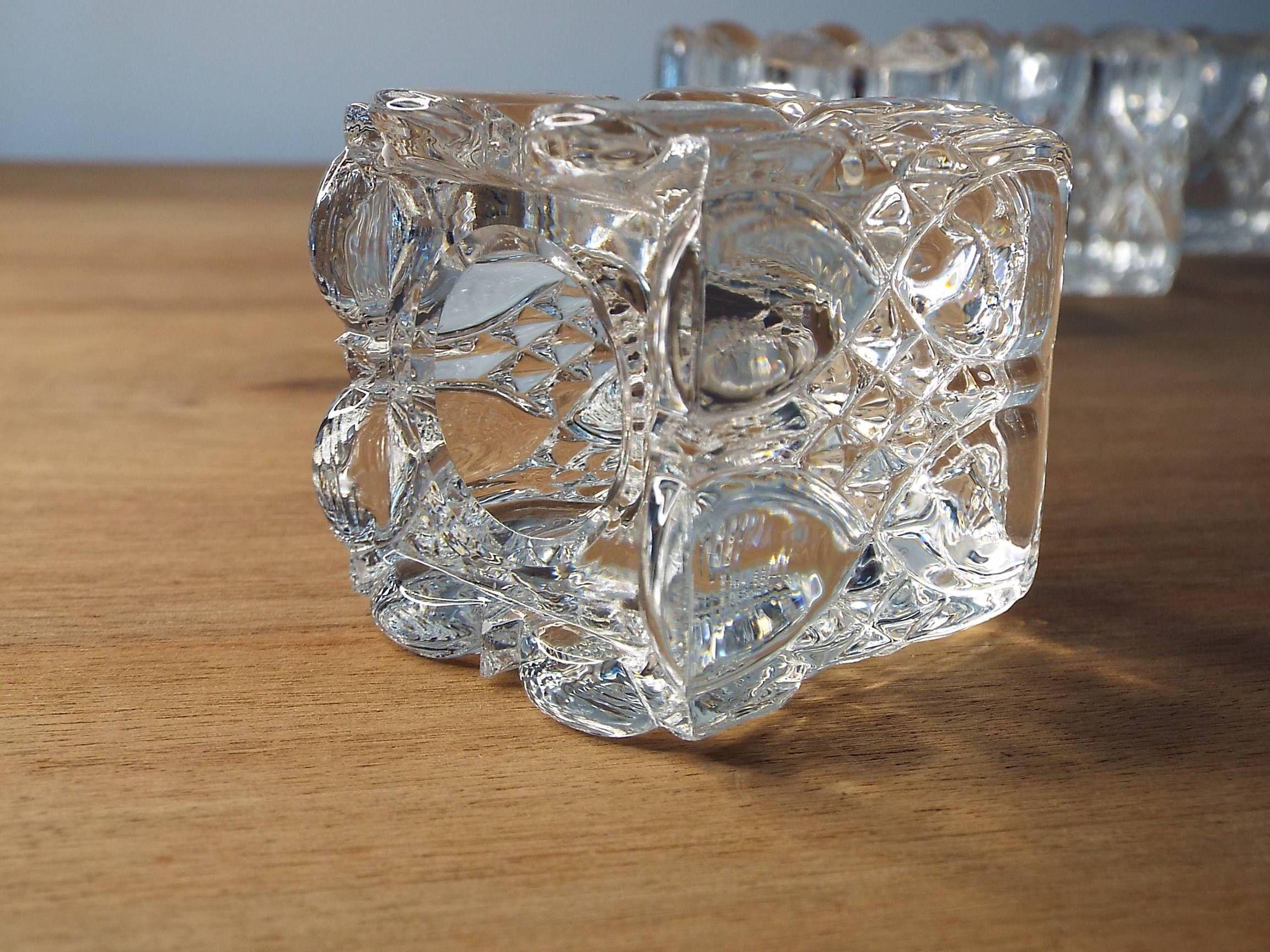 4 bougeoirs en verre ciselé
