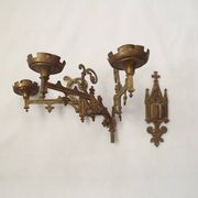 Ensemble élégant de trois appliques murales en bronze doré de style gothique français.