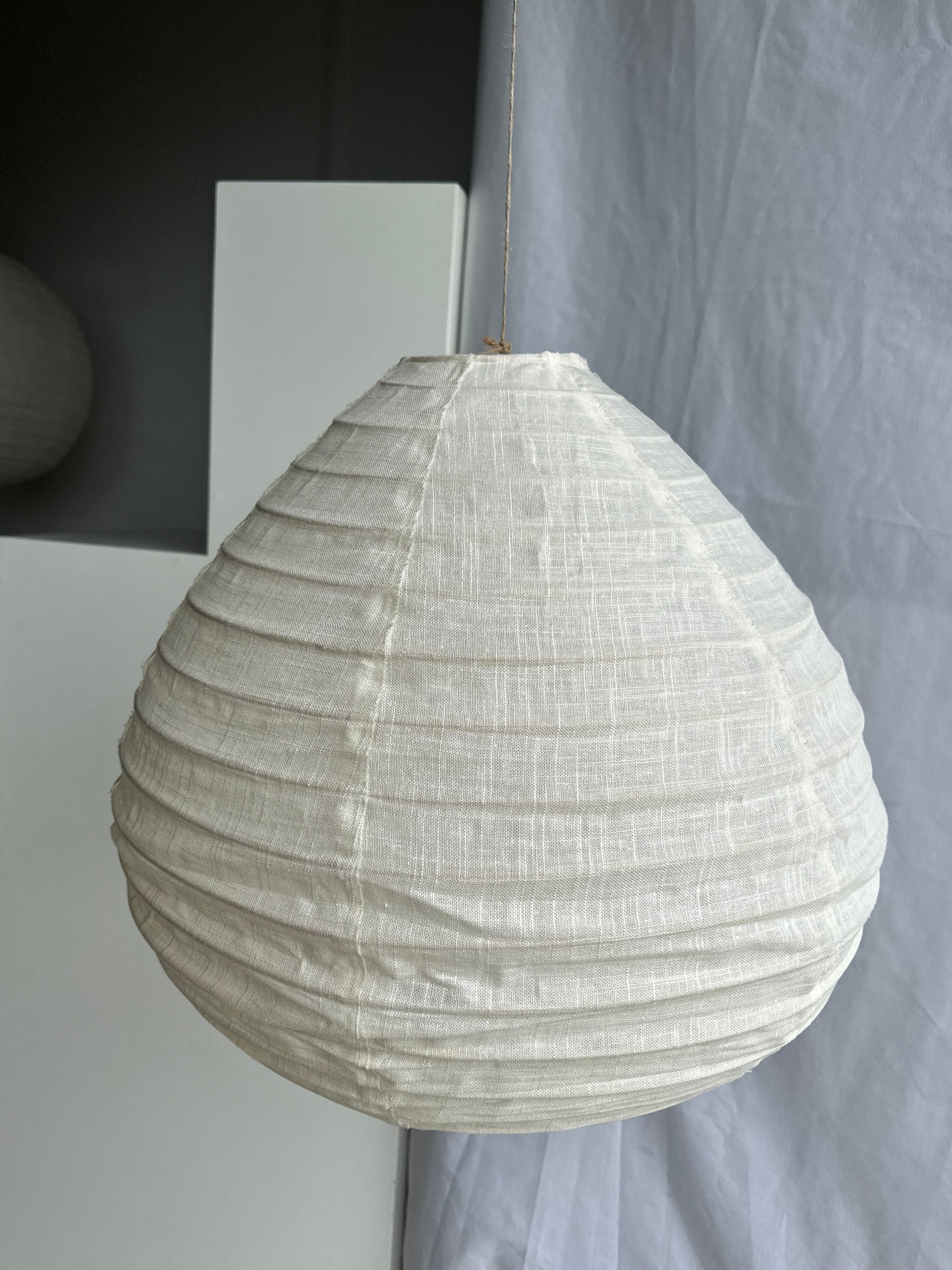 Suspension in rattan and natural japanese linen in the shape of a drop