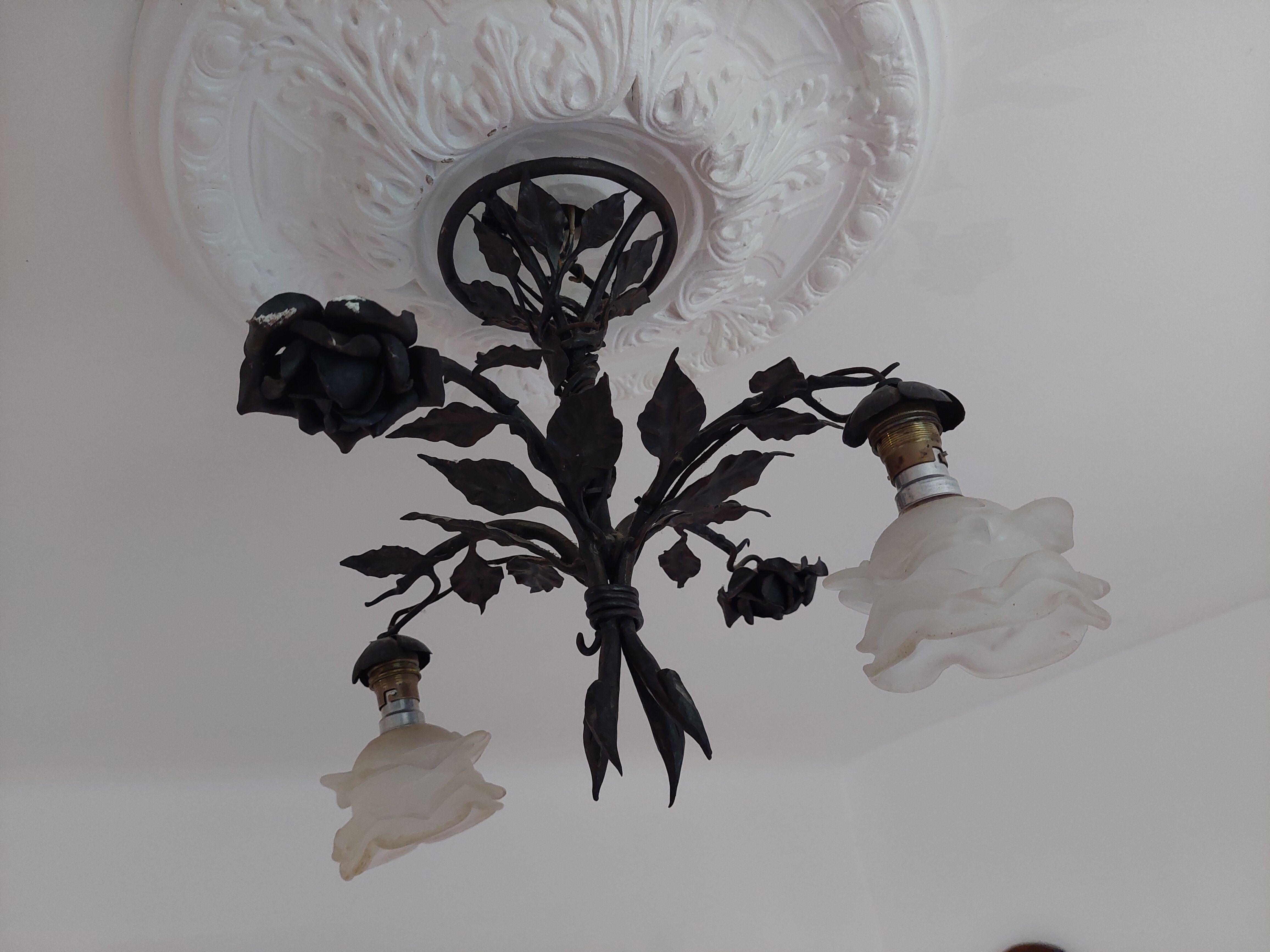 Chandelier with wrought iron and glass rose patterns