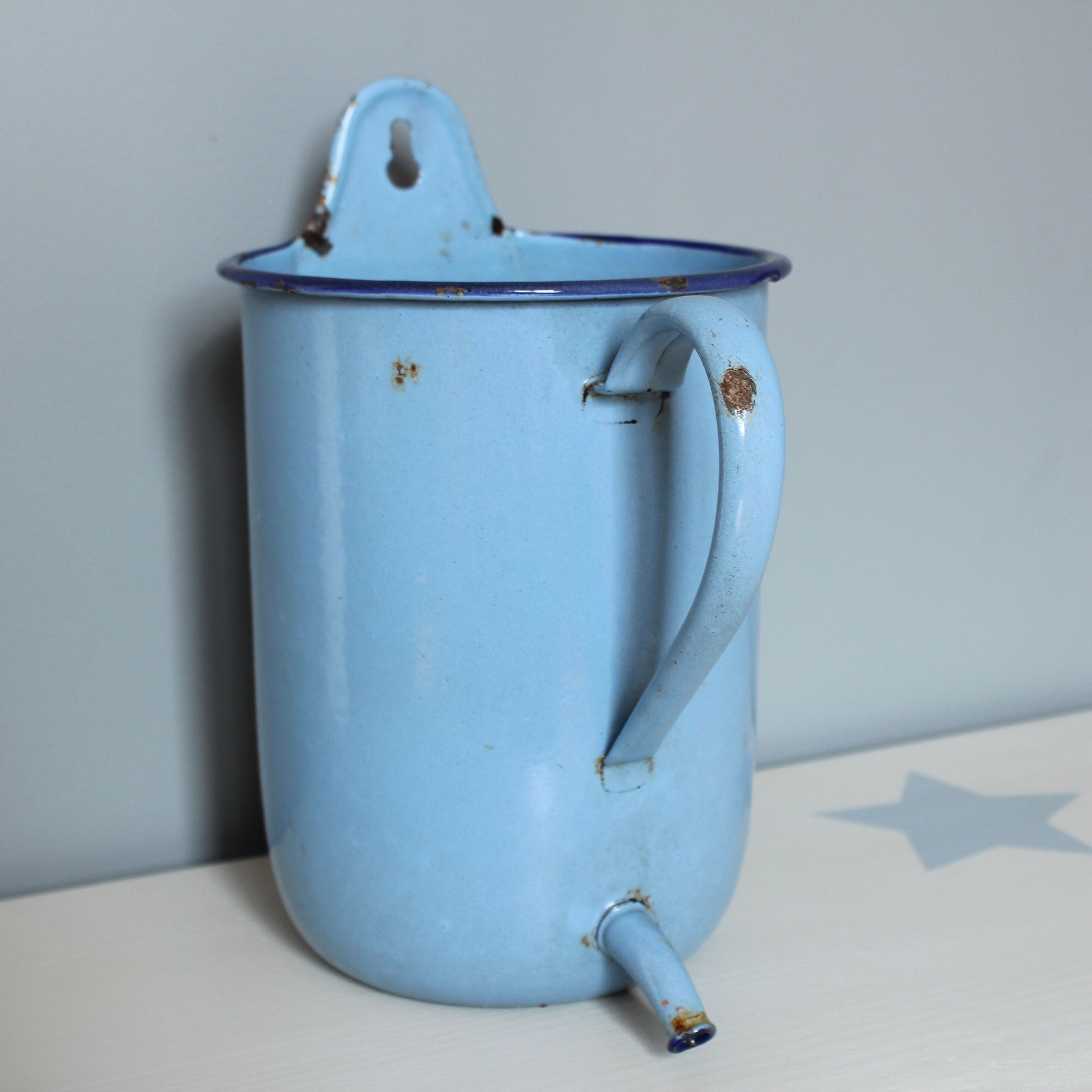 Pot à lavement bleu en tôle émaillée