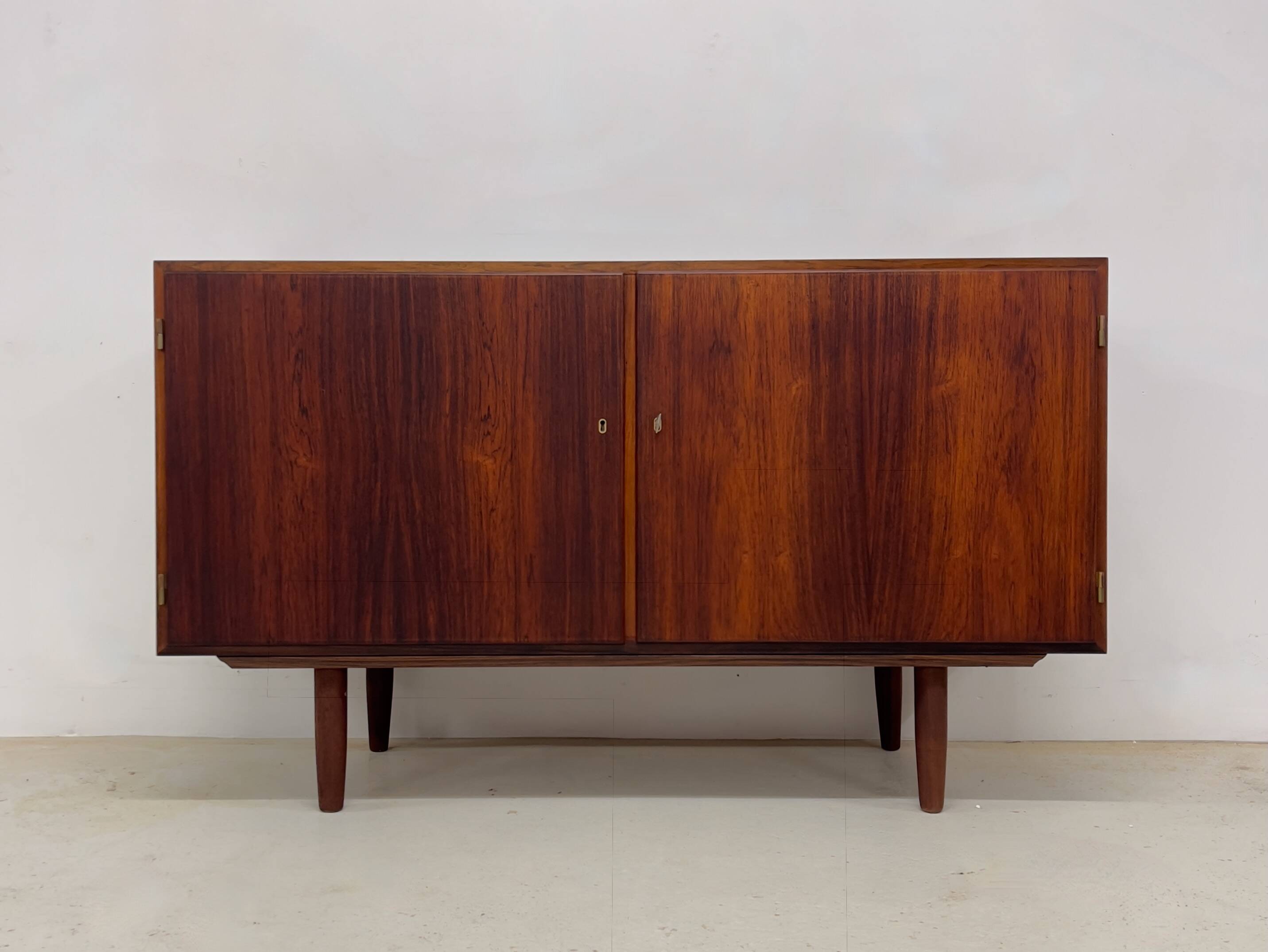 Buffet en palissandre par Gunni Omann, Danemark, années 1960.