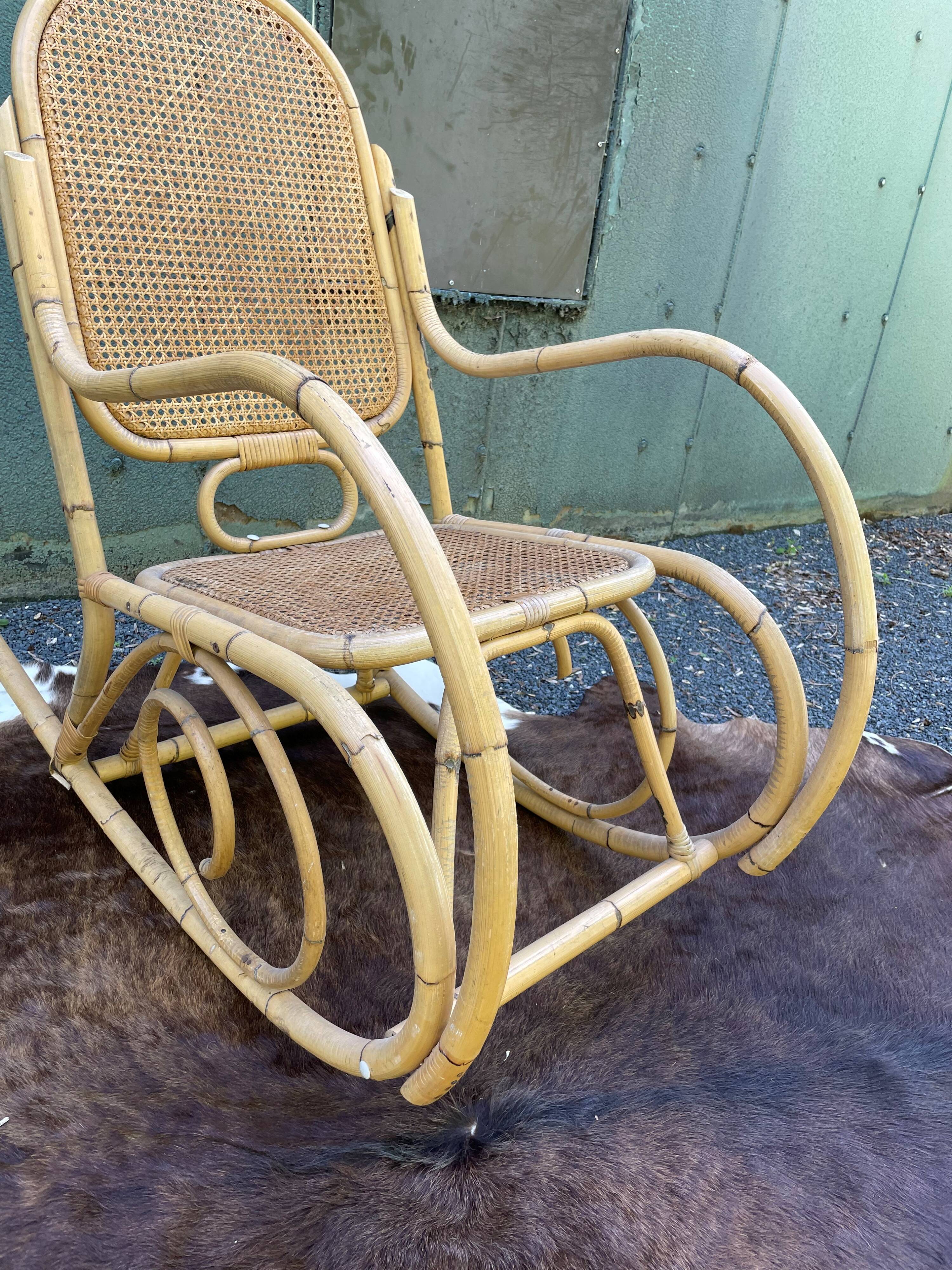 Rocking chair en cannage et rotin