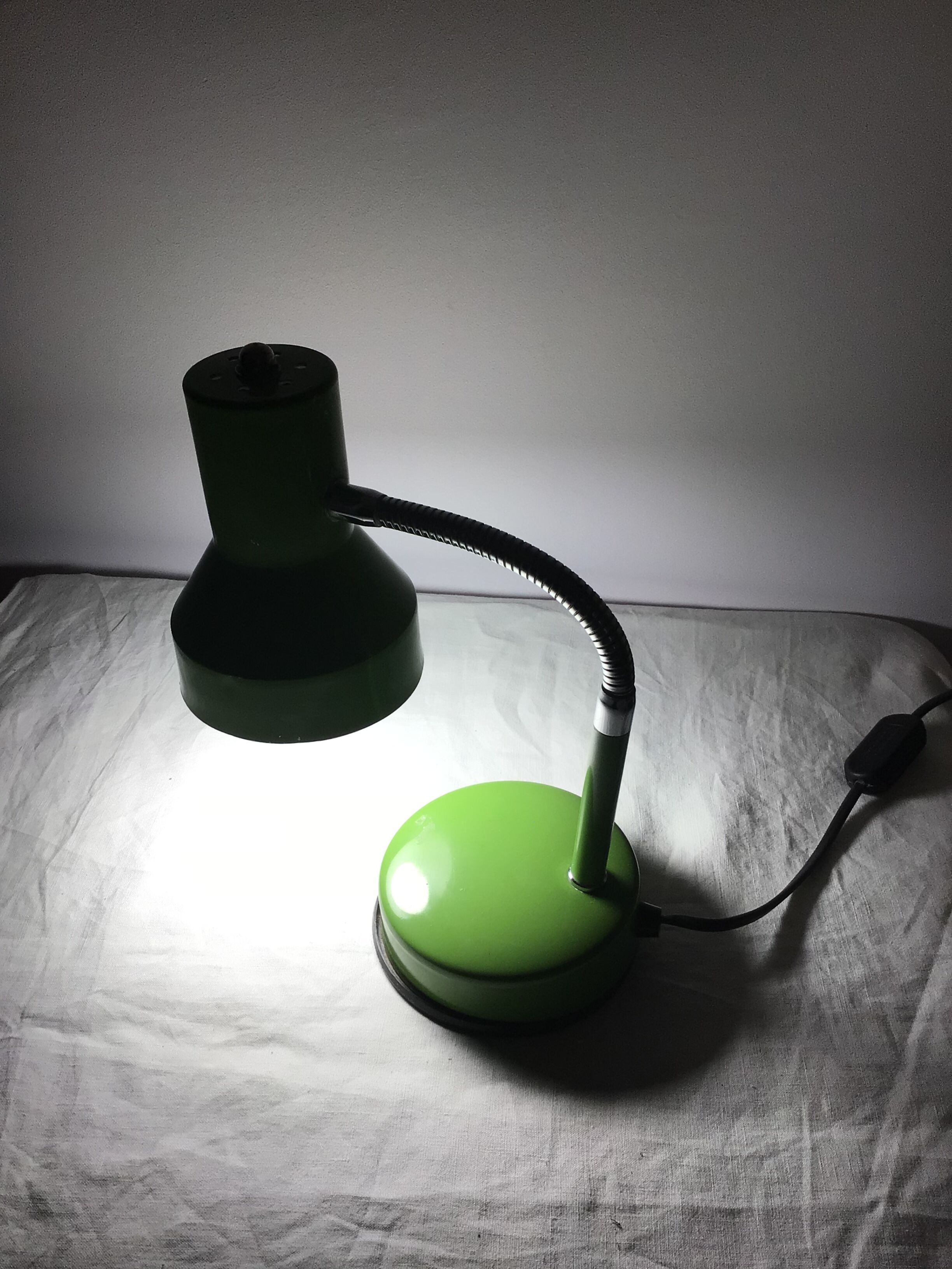 Lampe de table articulée flexible couleur vert olive métal chromé vintage.