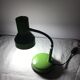 Lampe de table articulée flexible couleur vert olive métal chromé vintage.