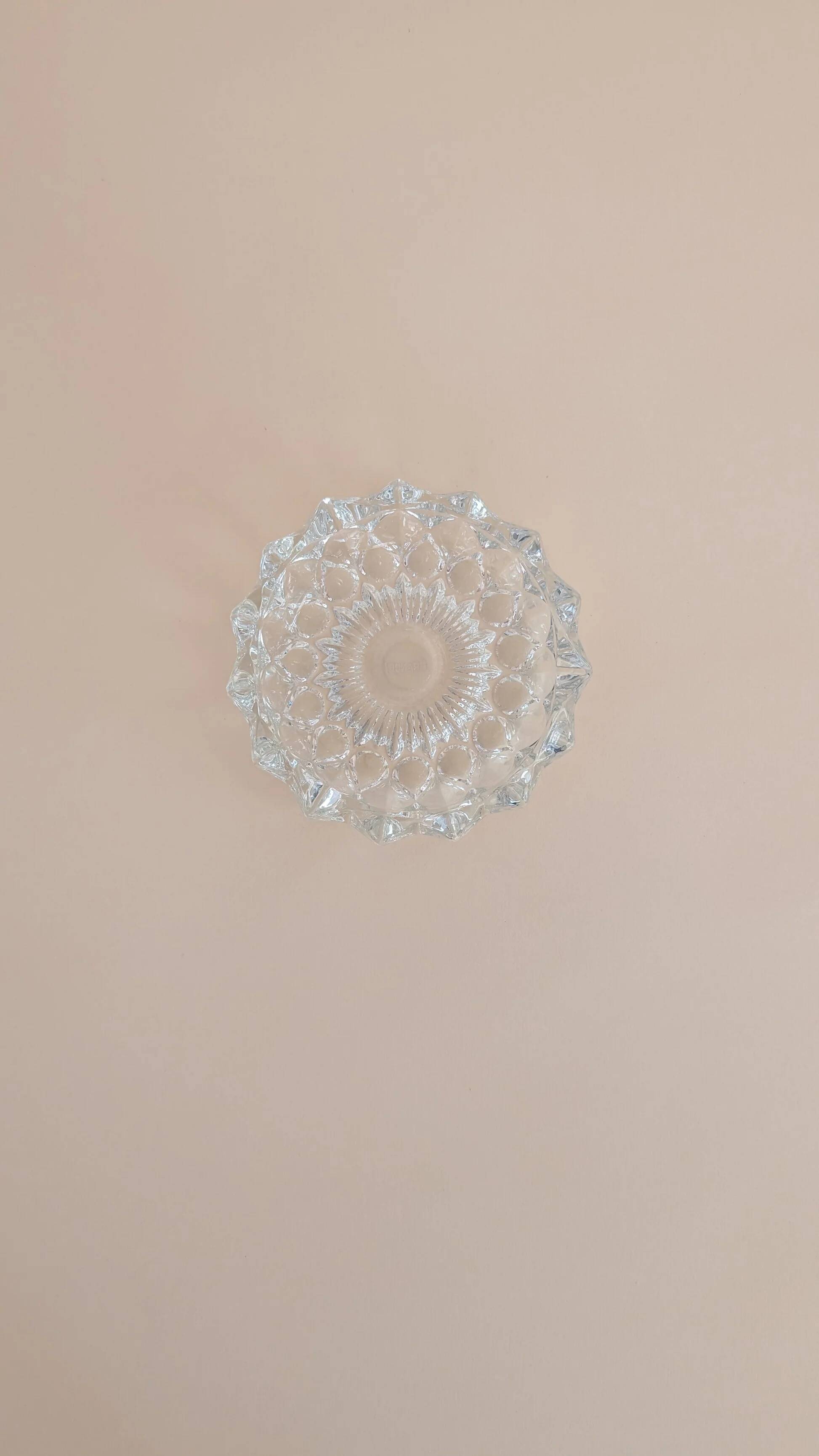 Round ashtray in chiseled glass