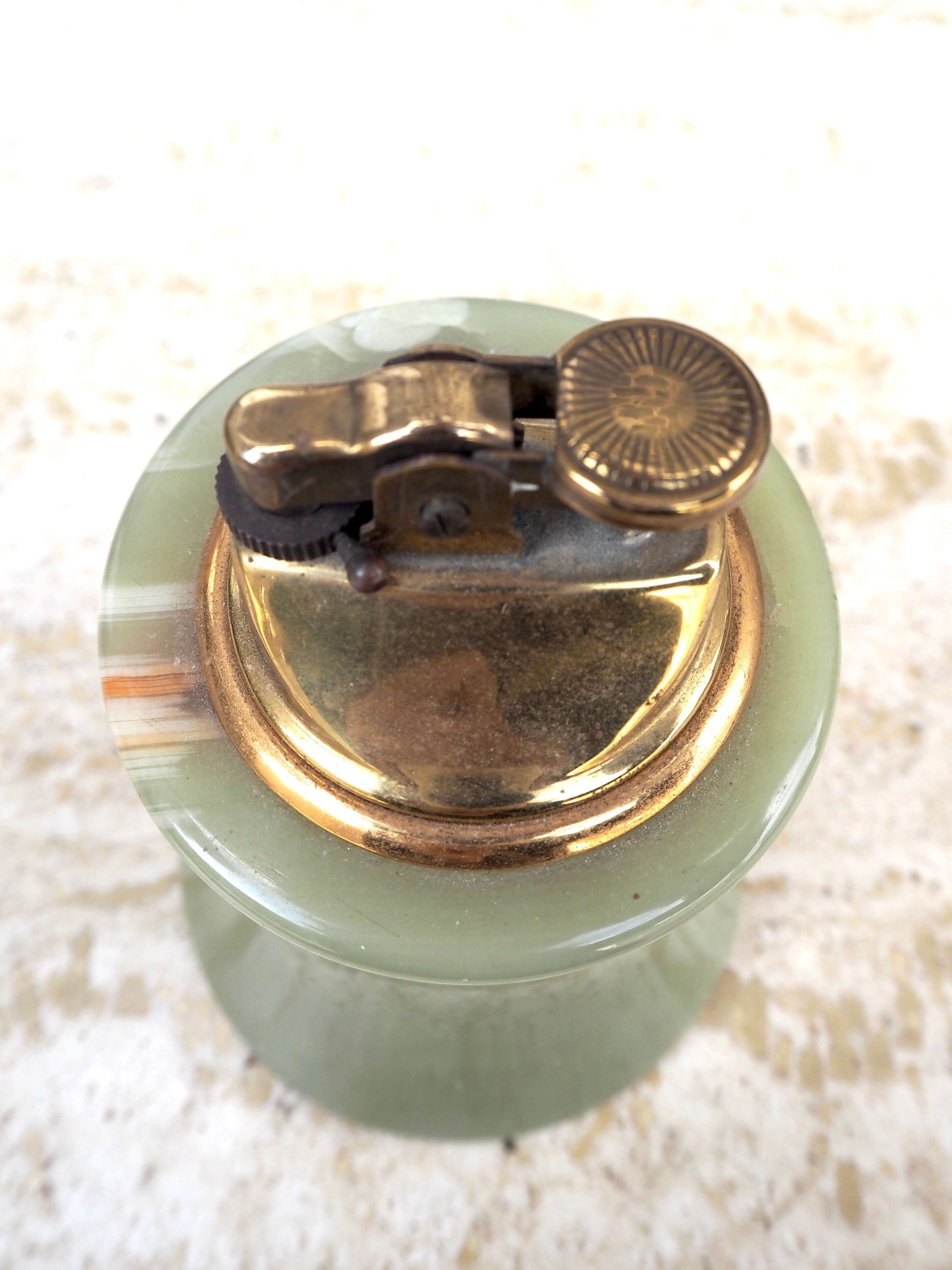 Onyx table lighter