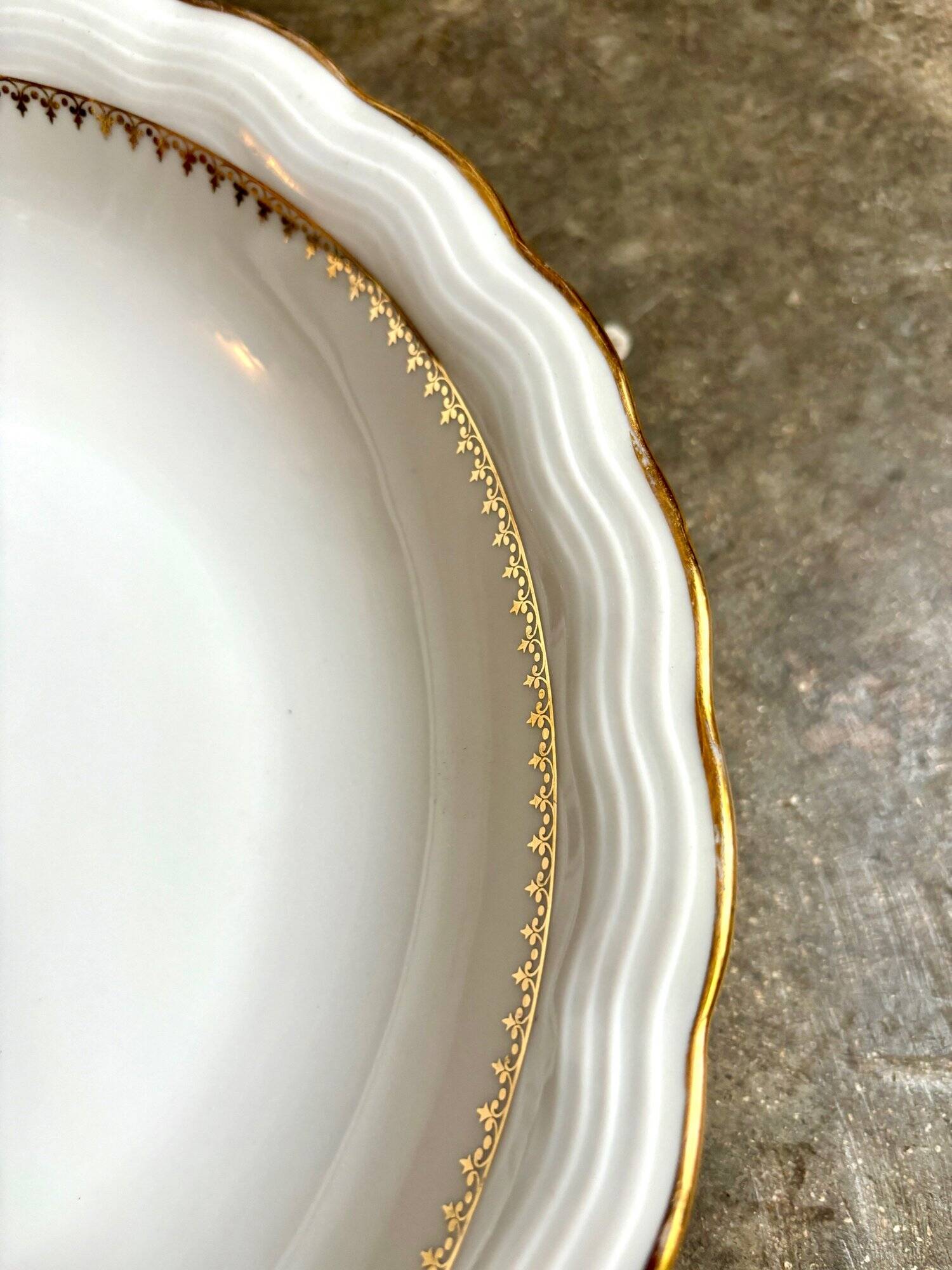 Plat rond et creux ULIM en porcelaine de Limoges blanche et dorée