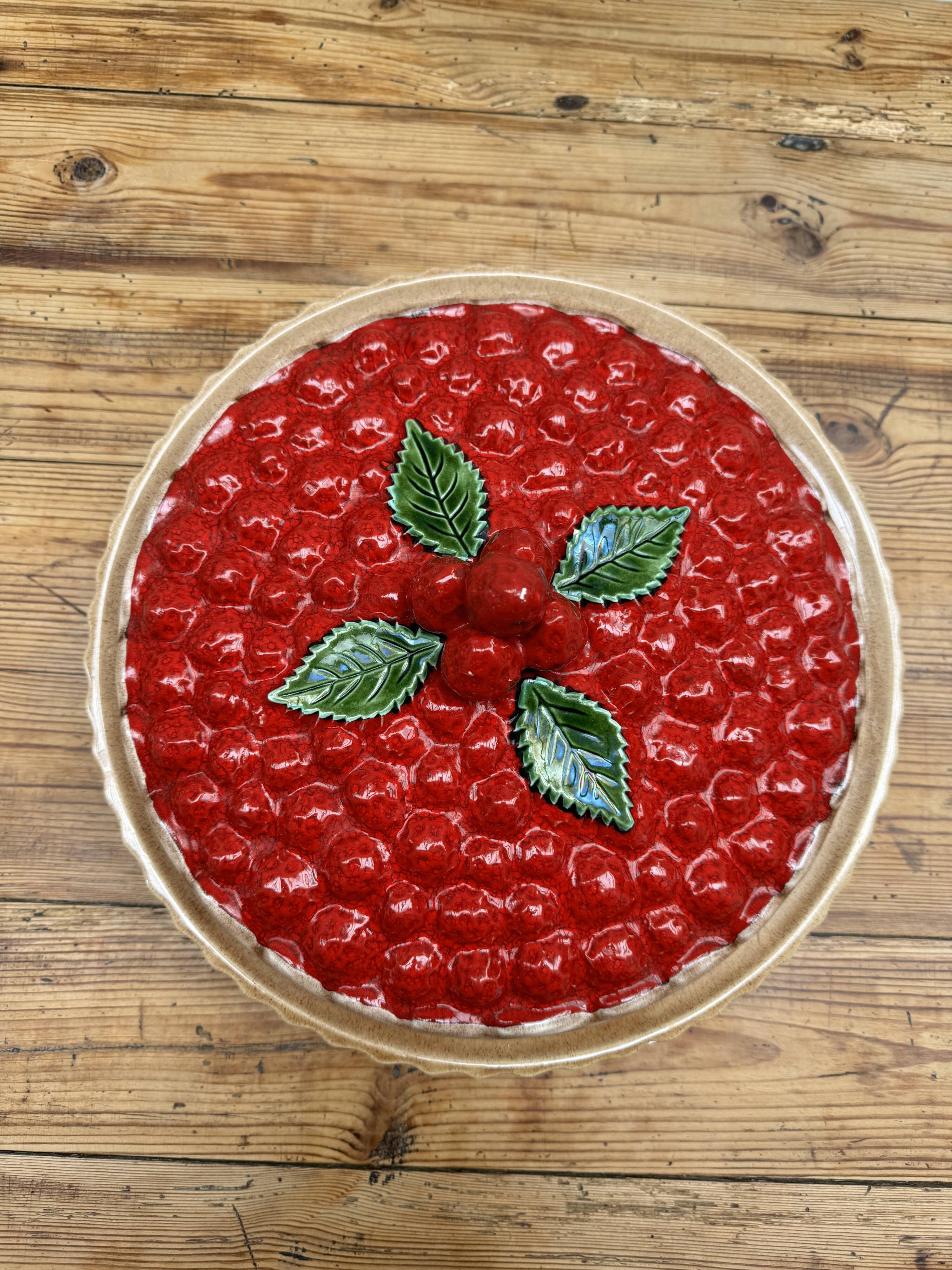 A trompe l’oeil strawberry pie dish