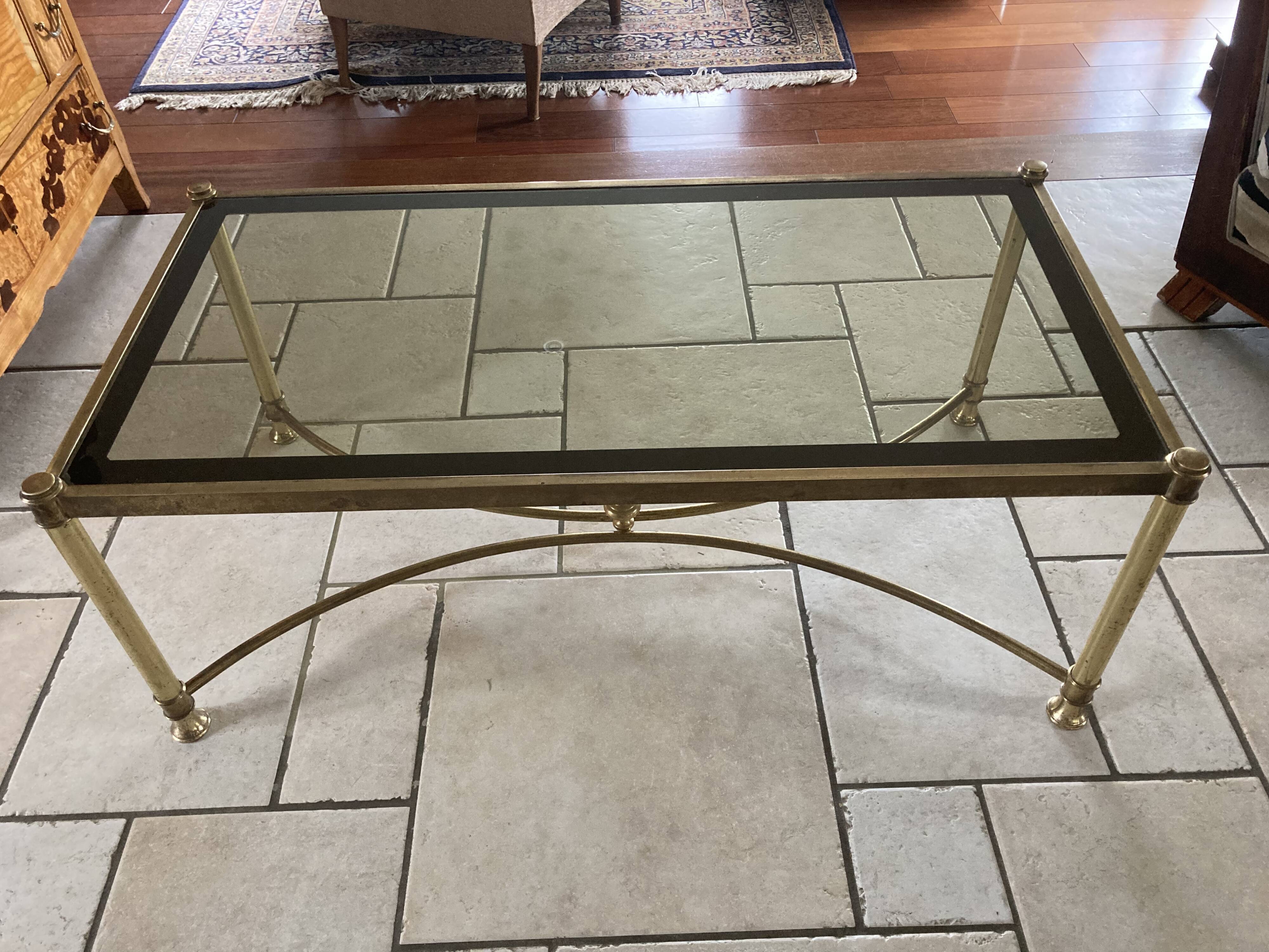 Coffee table in glass and gold metal