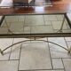 Table basse en verre et métal doré