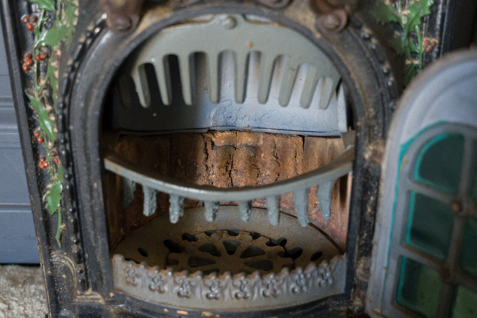 Cast iron stove Forges Fonderie Saint Nicolas brand Holiday Décor holly