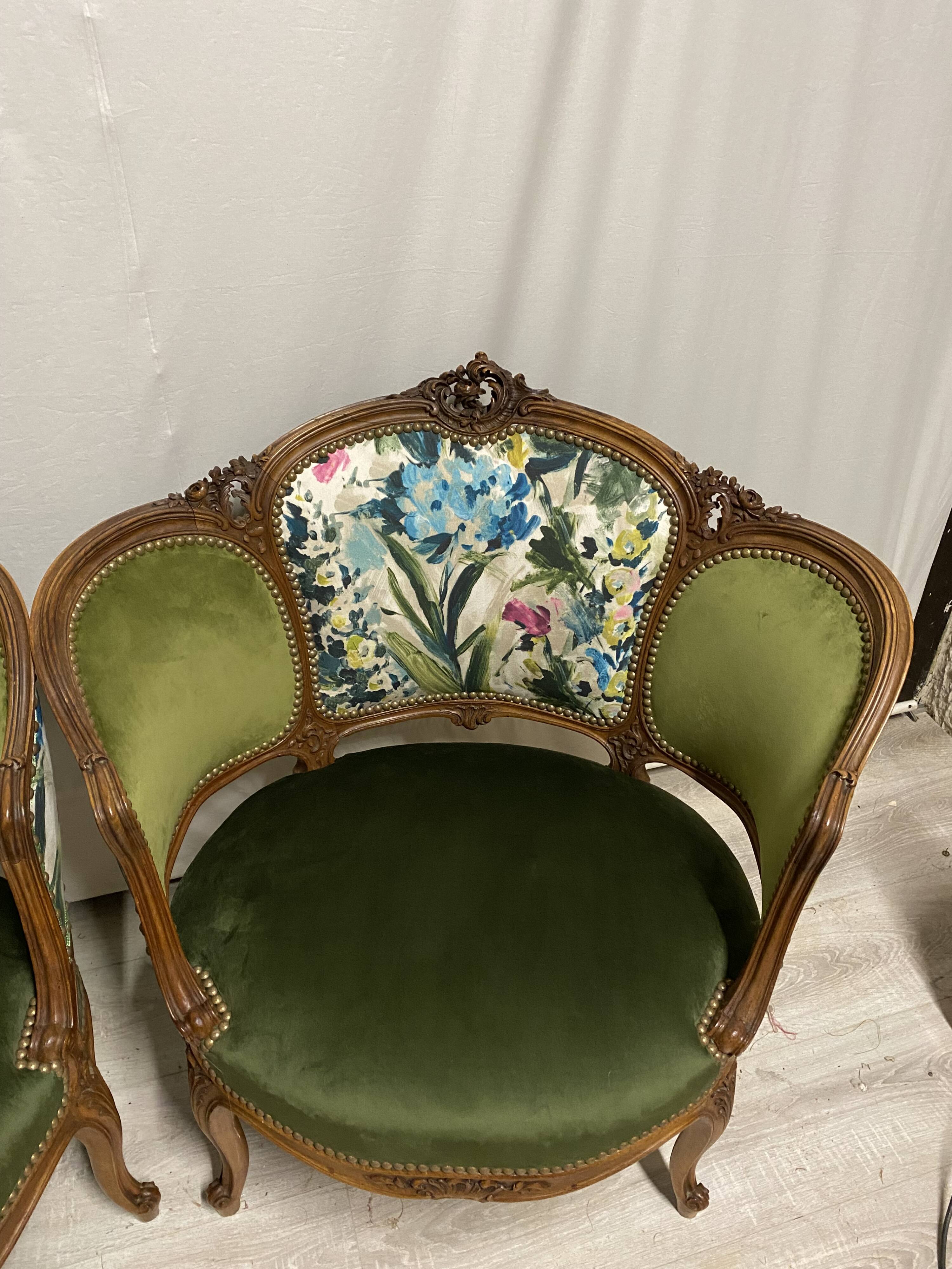 Paire de fauteuils en bois sculpté, XXème s.