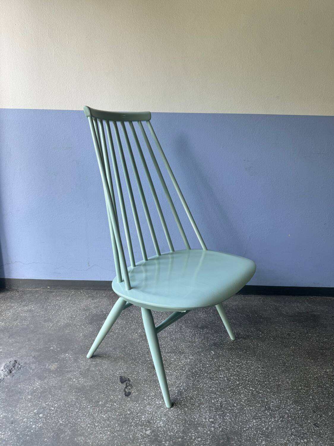 Chaise bâton blanche « Mademoiselle » du Finlandais Ilmari Tapiovaara