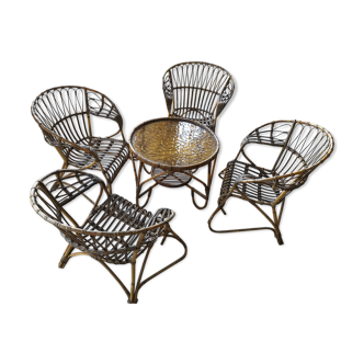 Quatre fauteuils et une table en rotin