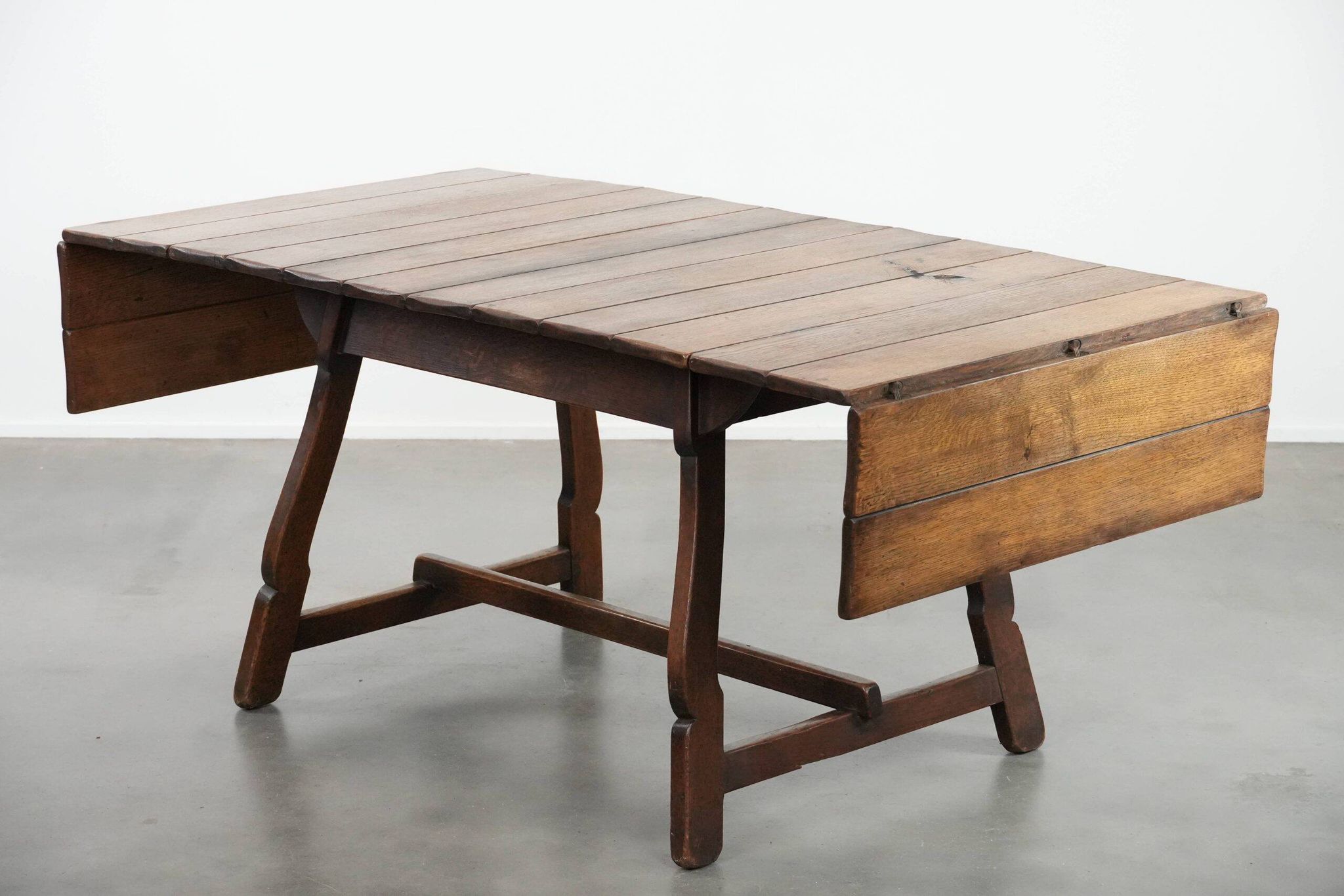 Antique Swiss extendable dining table made of oak from the mid-19th century