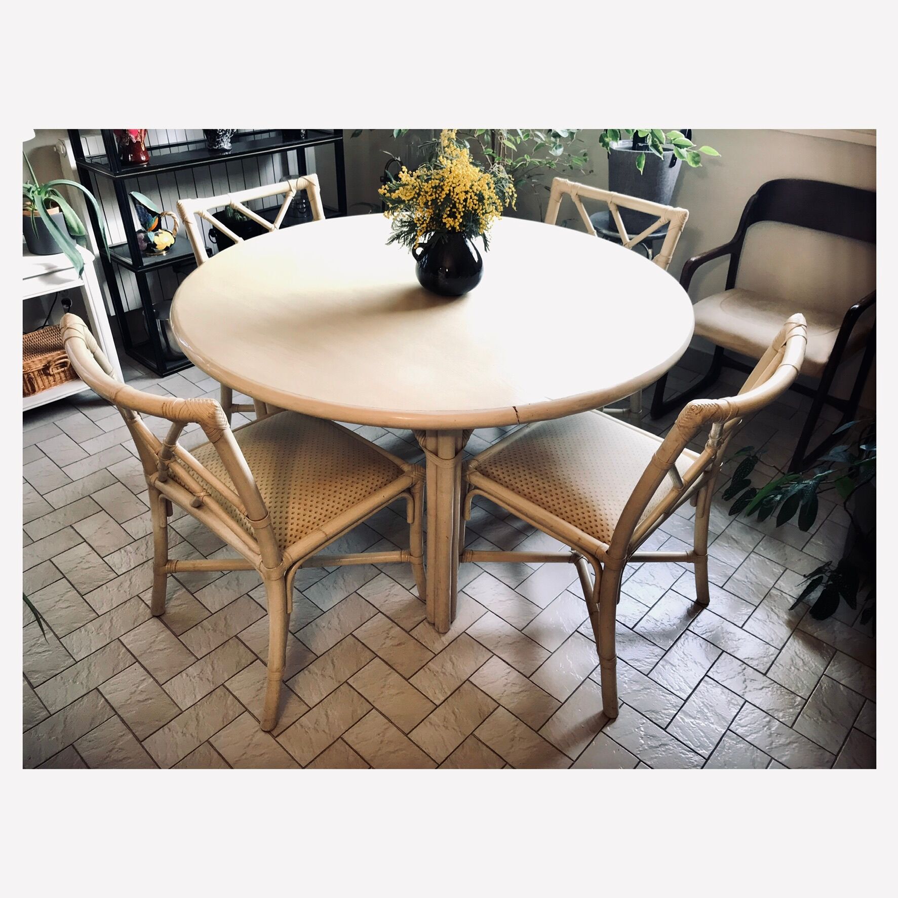 Fauteuil simili cuir noir 1970