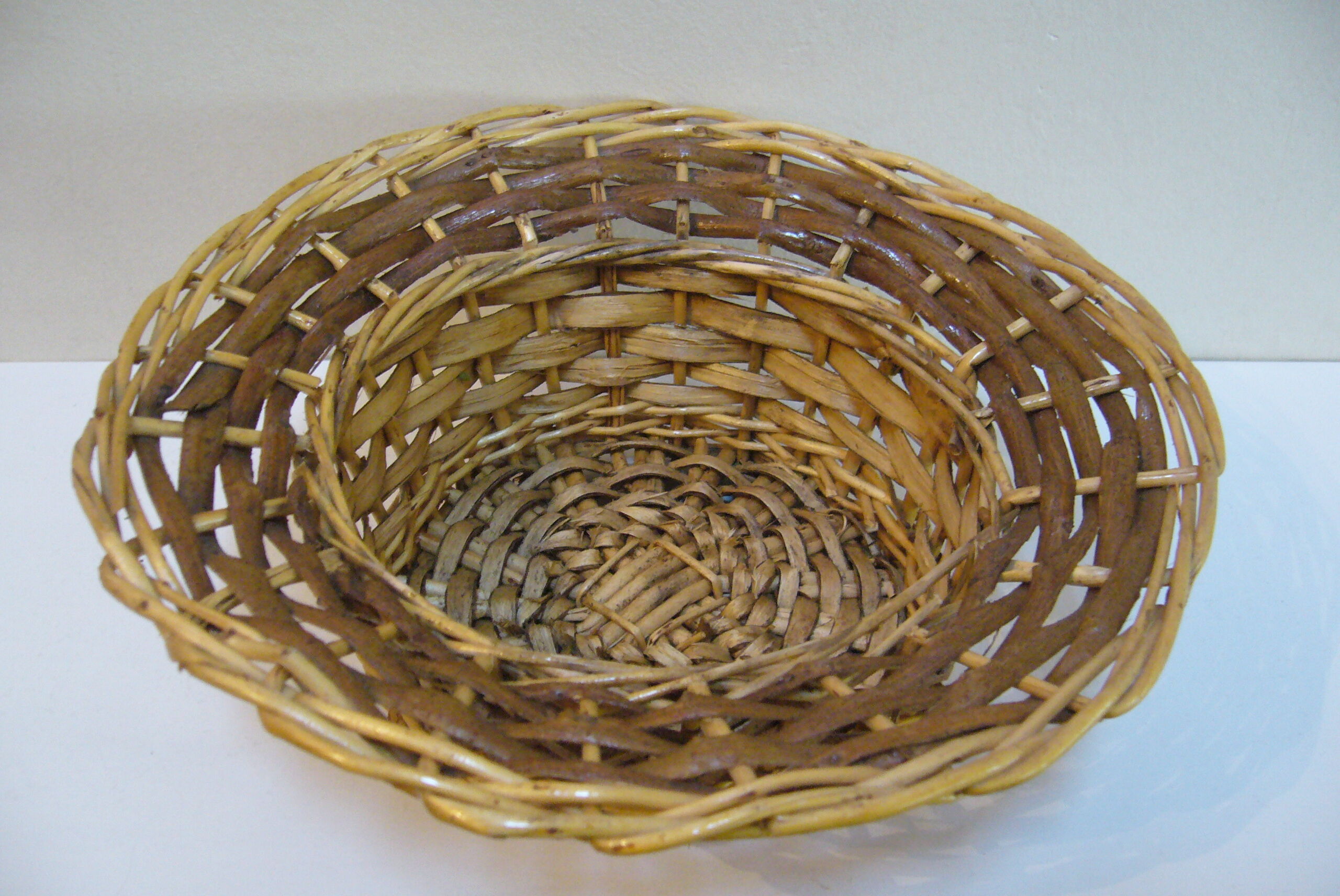 Two-tone woven boater-style pocket emptier