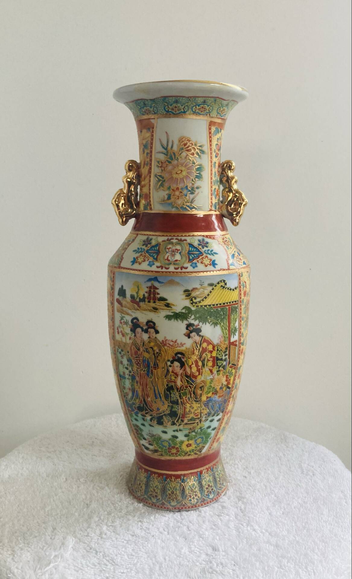 Antique Japanese Satsuma vase, 19th - early 20th century, decorated with geishas.