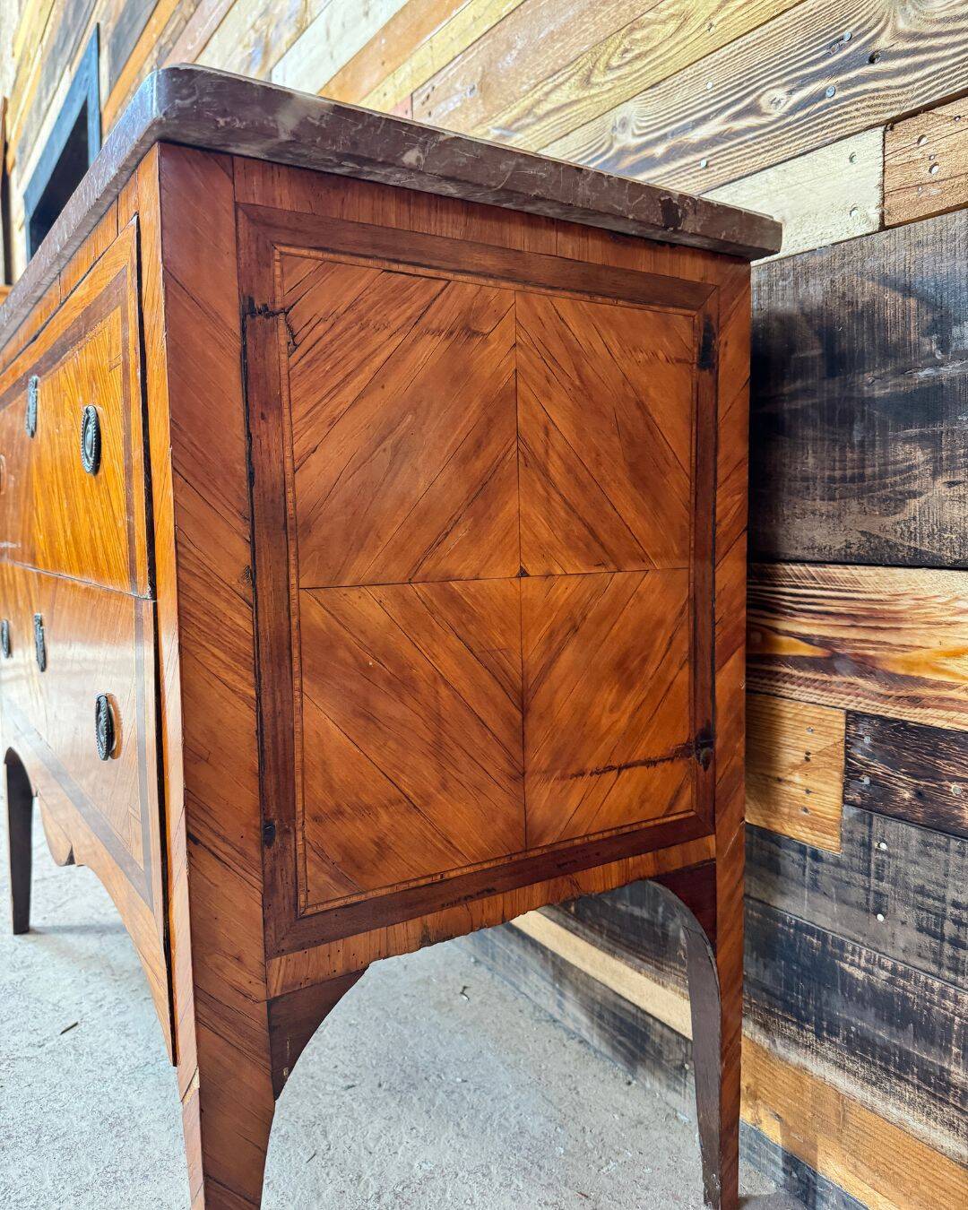 Jumping commode in fruitwood and marble