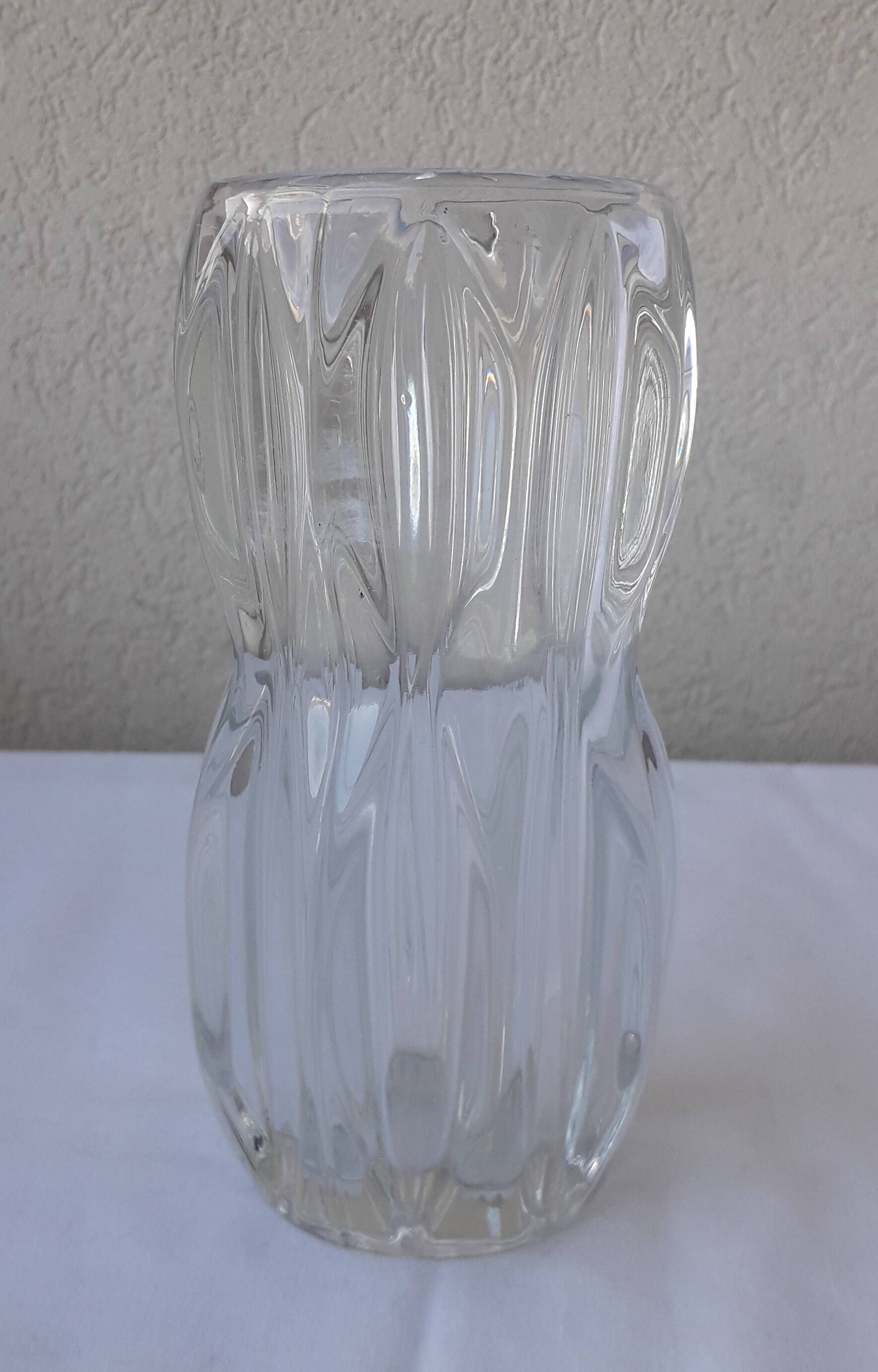 Vase en verre pressé