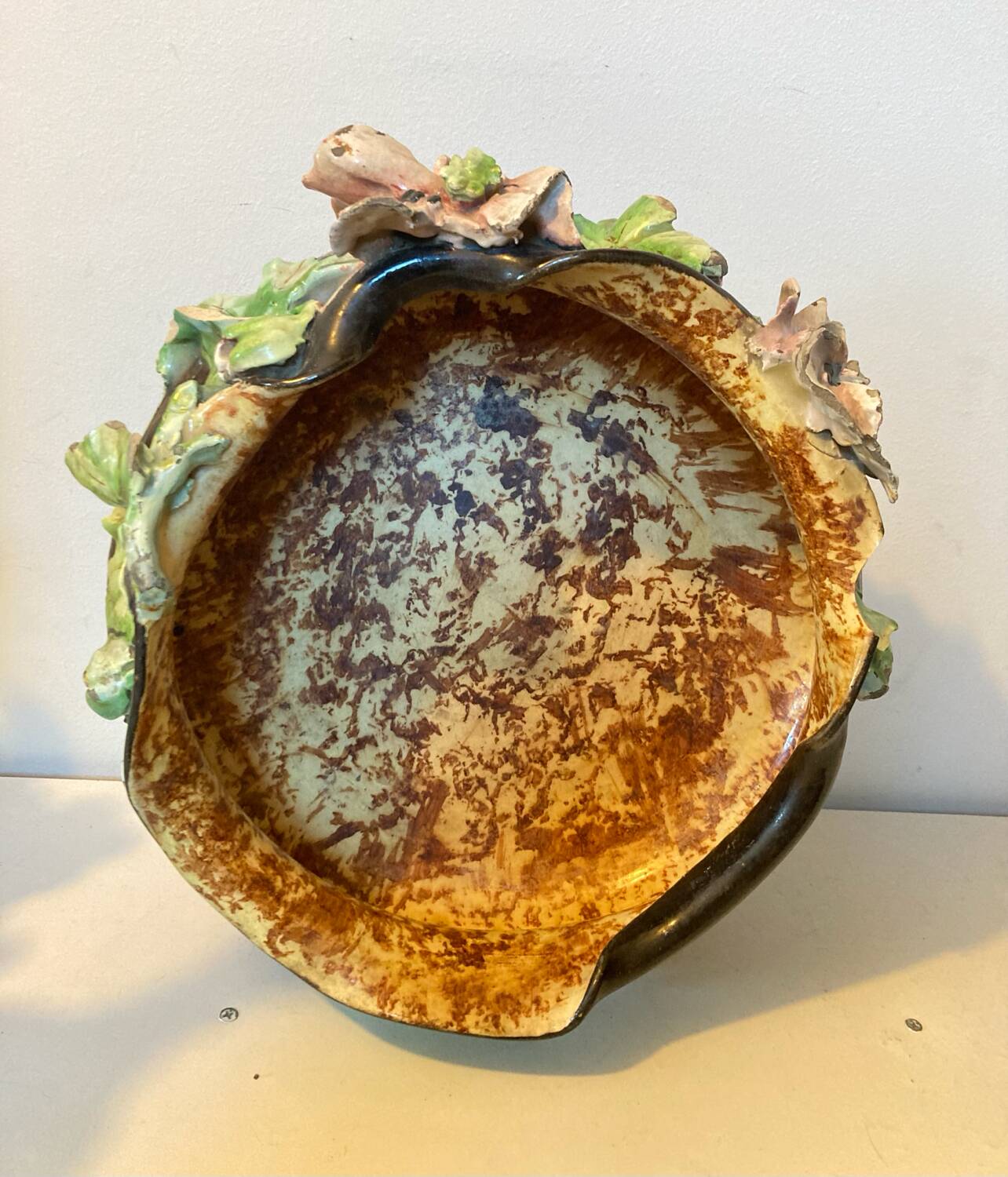 Cache pot, Napoleon III jardinière from the 19th century in barbotine and bronze.