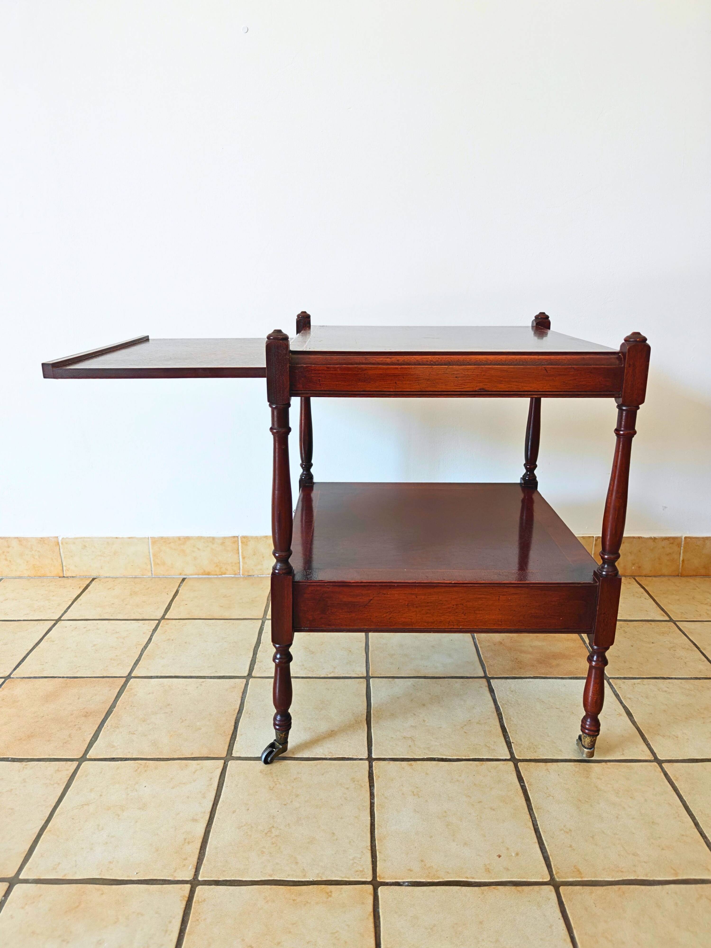 Table d'appoint en if par Bradley England